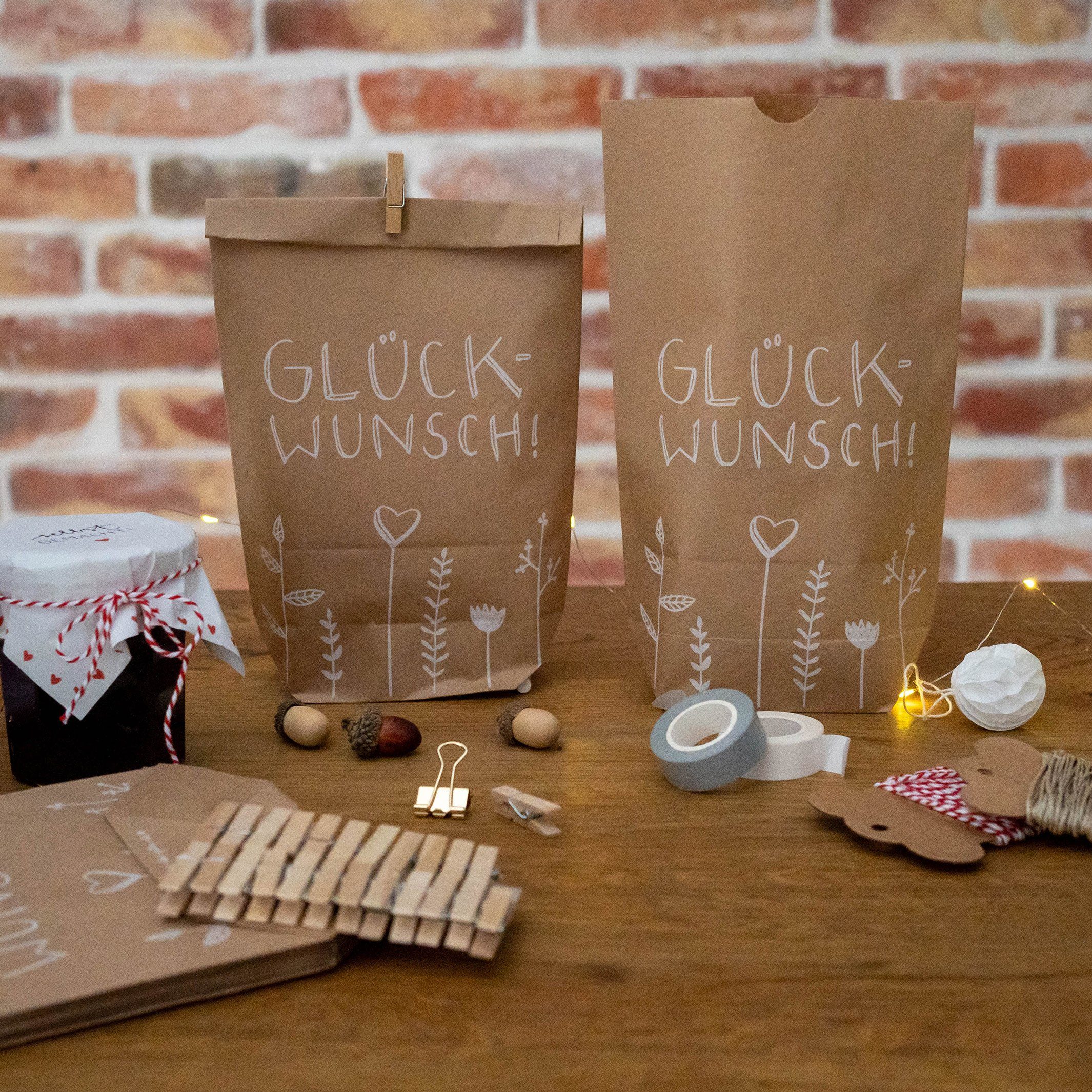 Eine der Guten Verlag Geschenkpapier 24 Geschenktüten - "Glückwunsch!" - mit 24 FSC-Holz Miniklammern