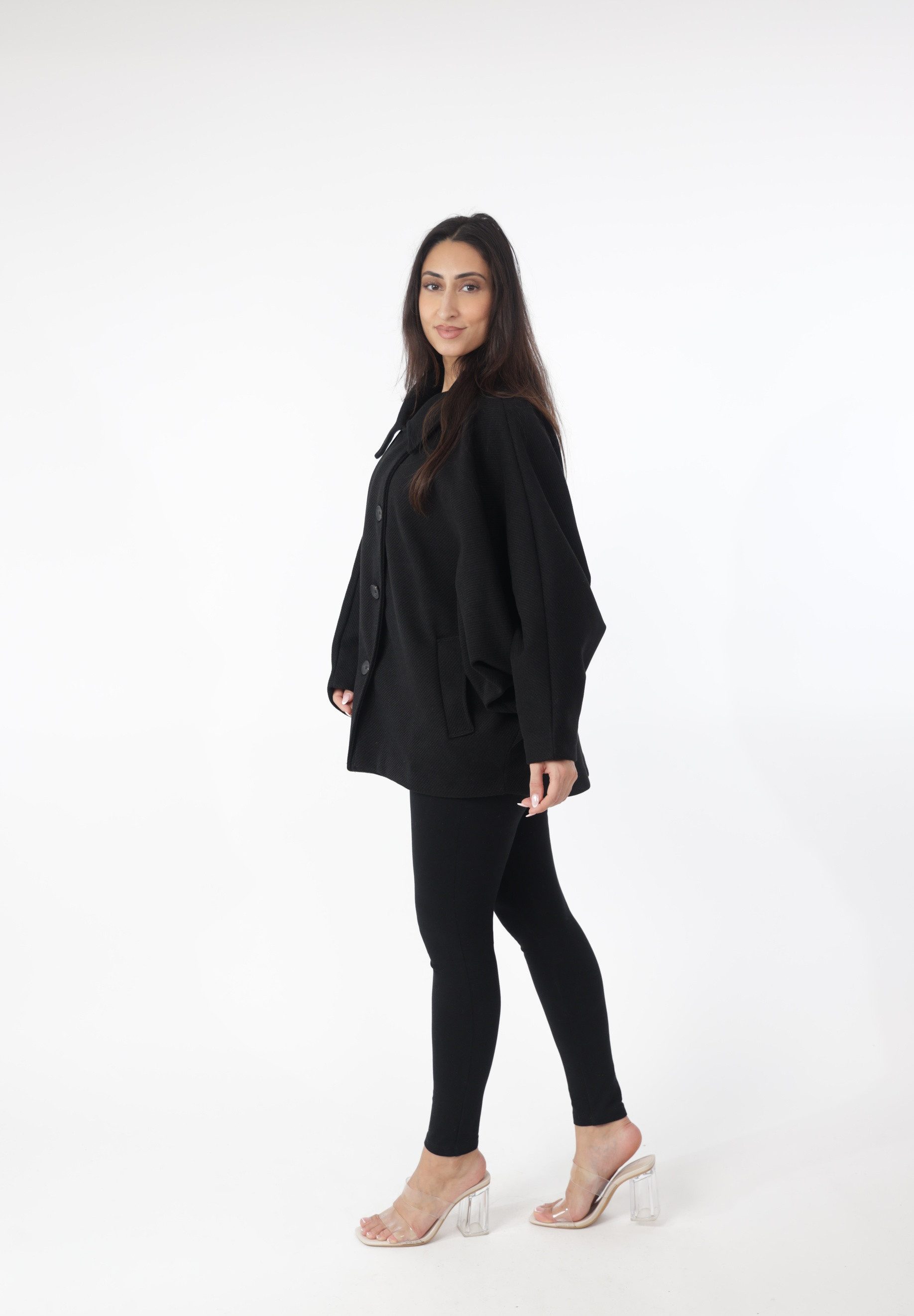 Elara Kurzmantel — Damen Cape-Jacke Oversize mit Knopfleiste und großem Kragen