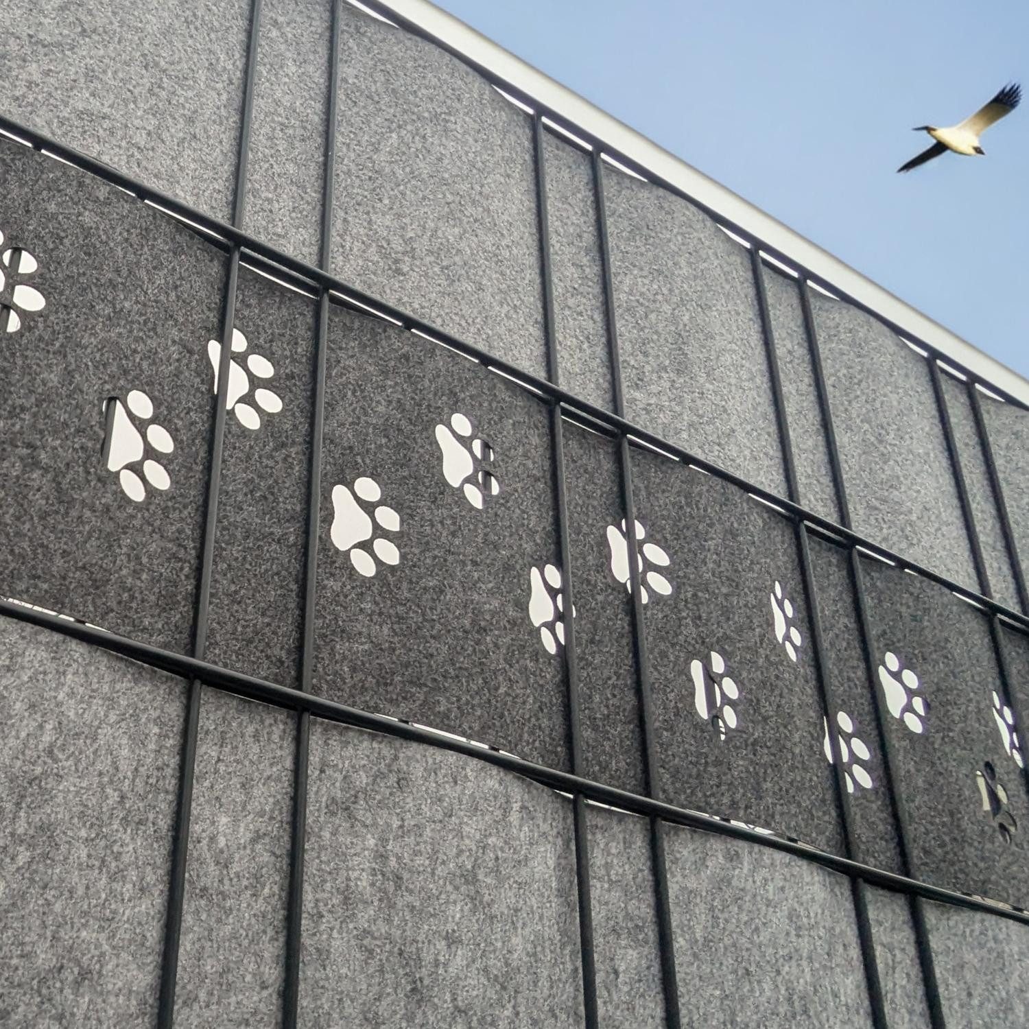 zaunzu Sichtschutzstreifen Design Vlies Dekor Tapsi Einzelstreifen Schwarzgrau 2,55m, (1x Einzelstreifen, Lasermuster für Doppelstabzaun) – Bild 4 von 5