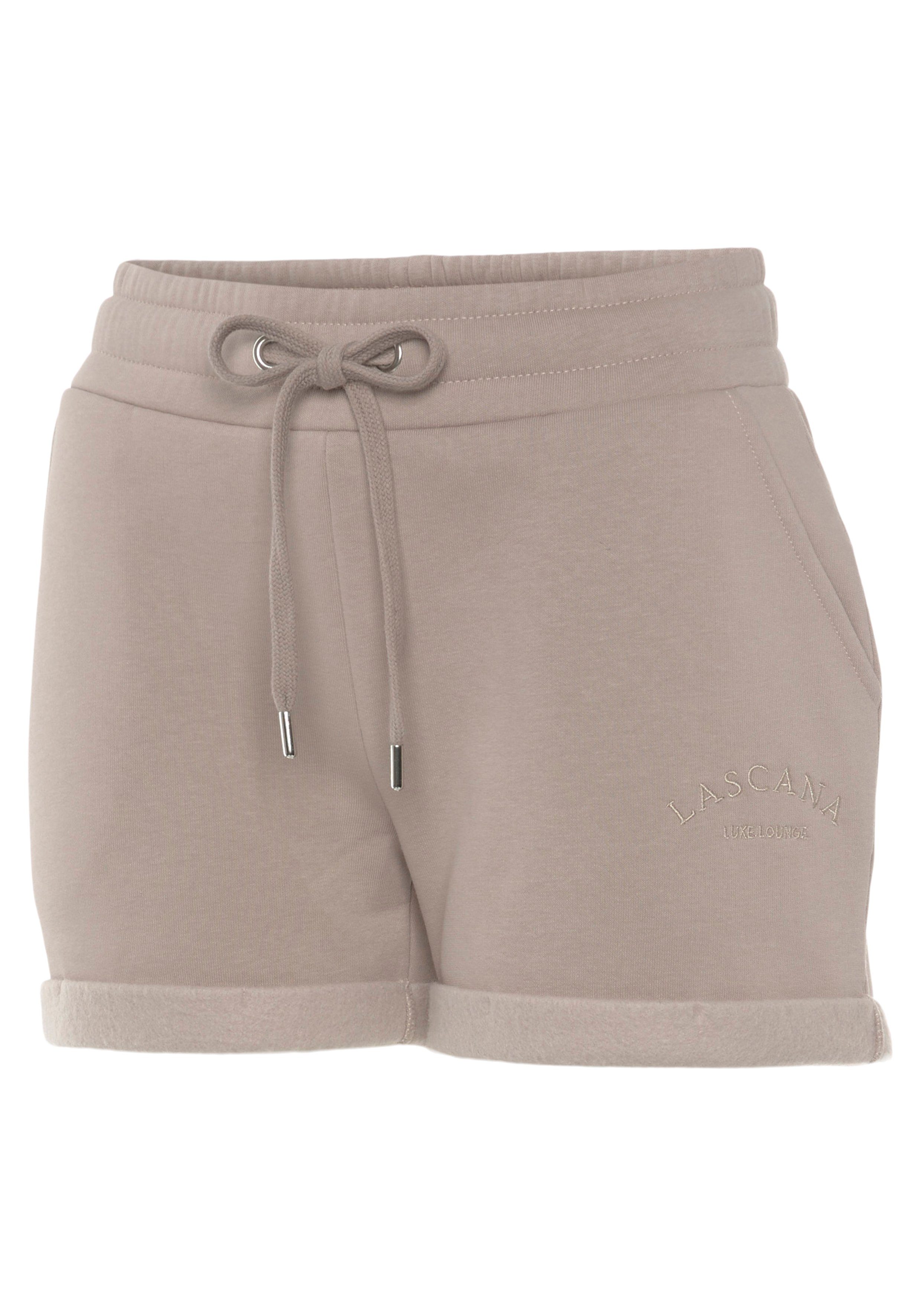 LASCANA Relaxshorts mit seitlichen Taschen und Logostickerei, Loungewear