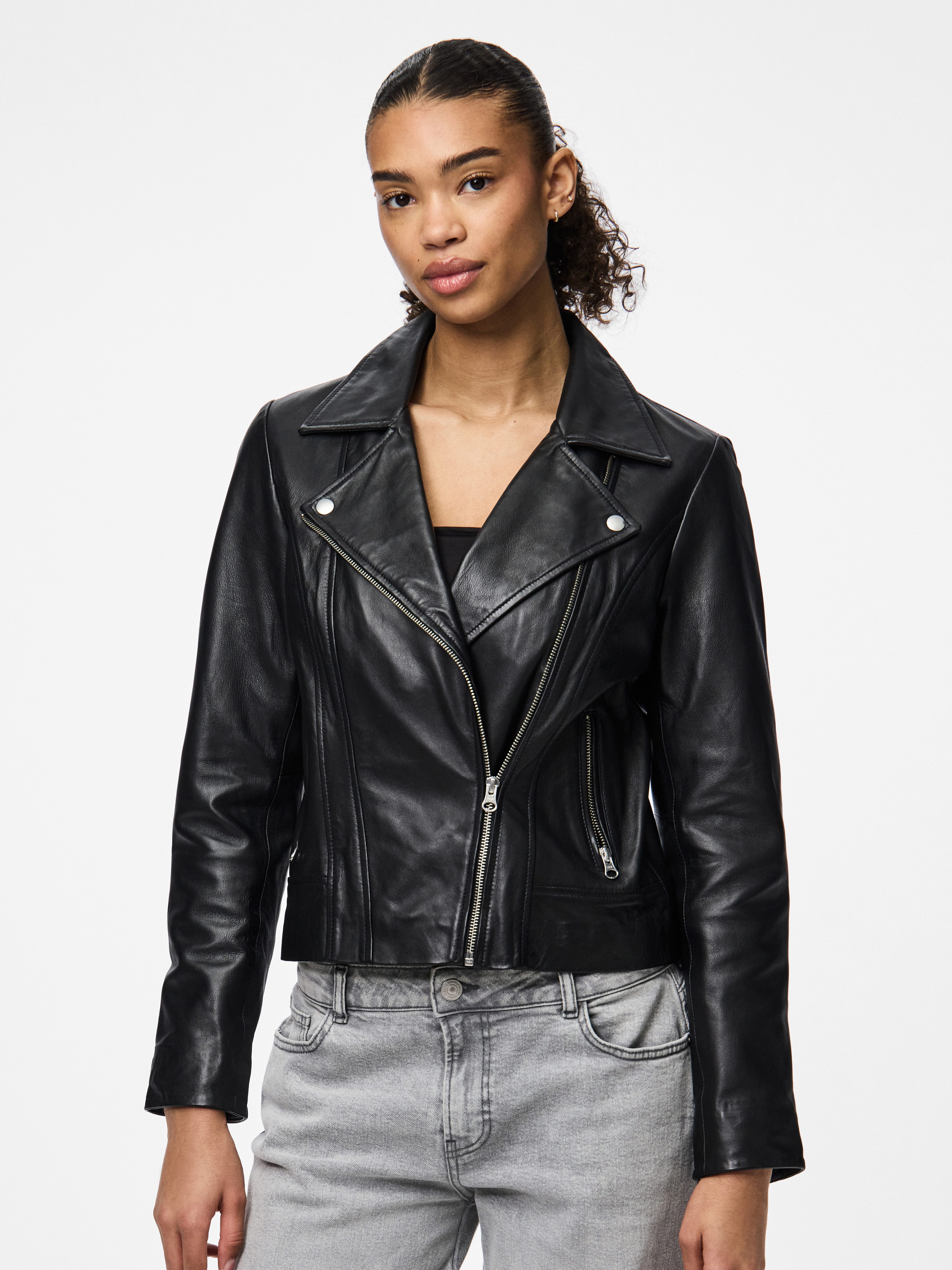 pieces Lederjacke PCSUSSE LEATHER JACKET NOOS aus weichem Lammleder. Reduzierter Preis € 79,65. Unverbindliche Preisempfehlung € 149,99