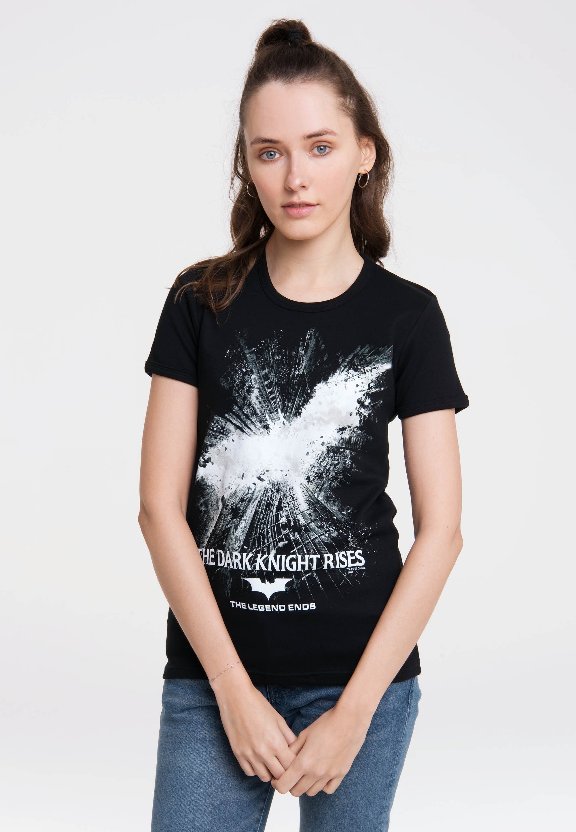 LOGOSHIRT T-Shirt Batman Dark lizenziertem The Rises Knight Design mit –