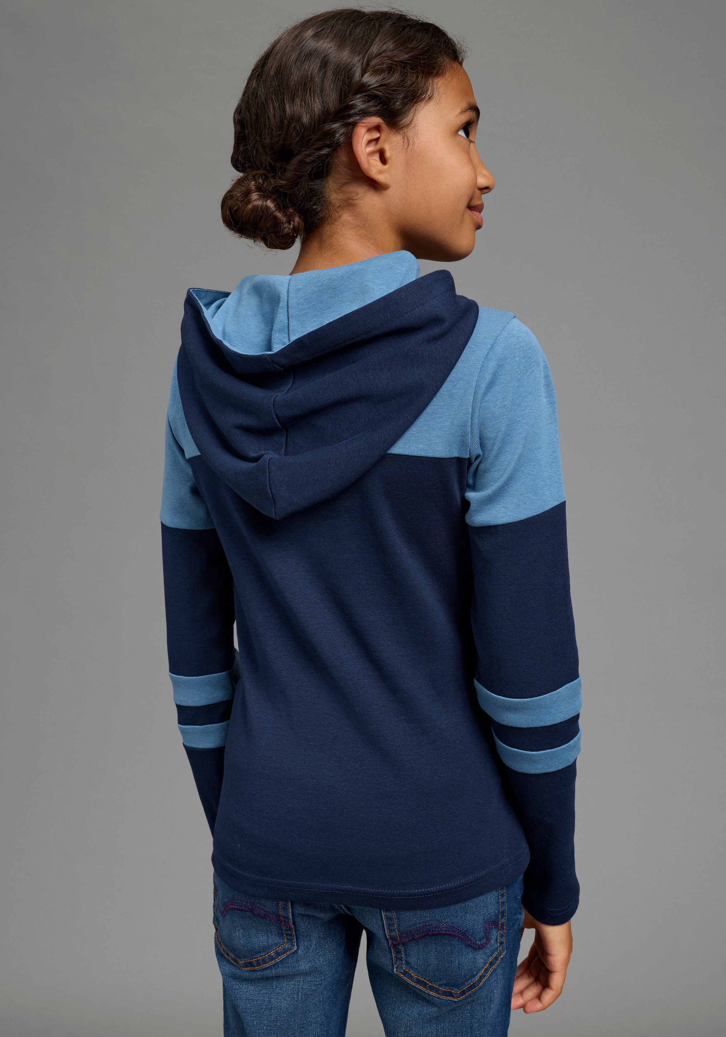 KangaROOS Langarmshirt Kapuzenshirt in colorblocking Design eng anliegende Passform, langärmlig, mit Kapuze, Logo-Stickerei. € 24,99, (€ 24,99 pro 1 Stk).