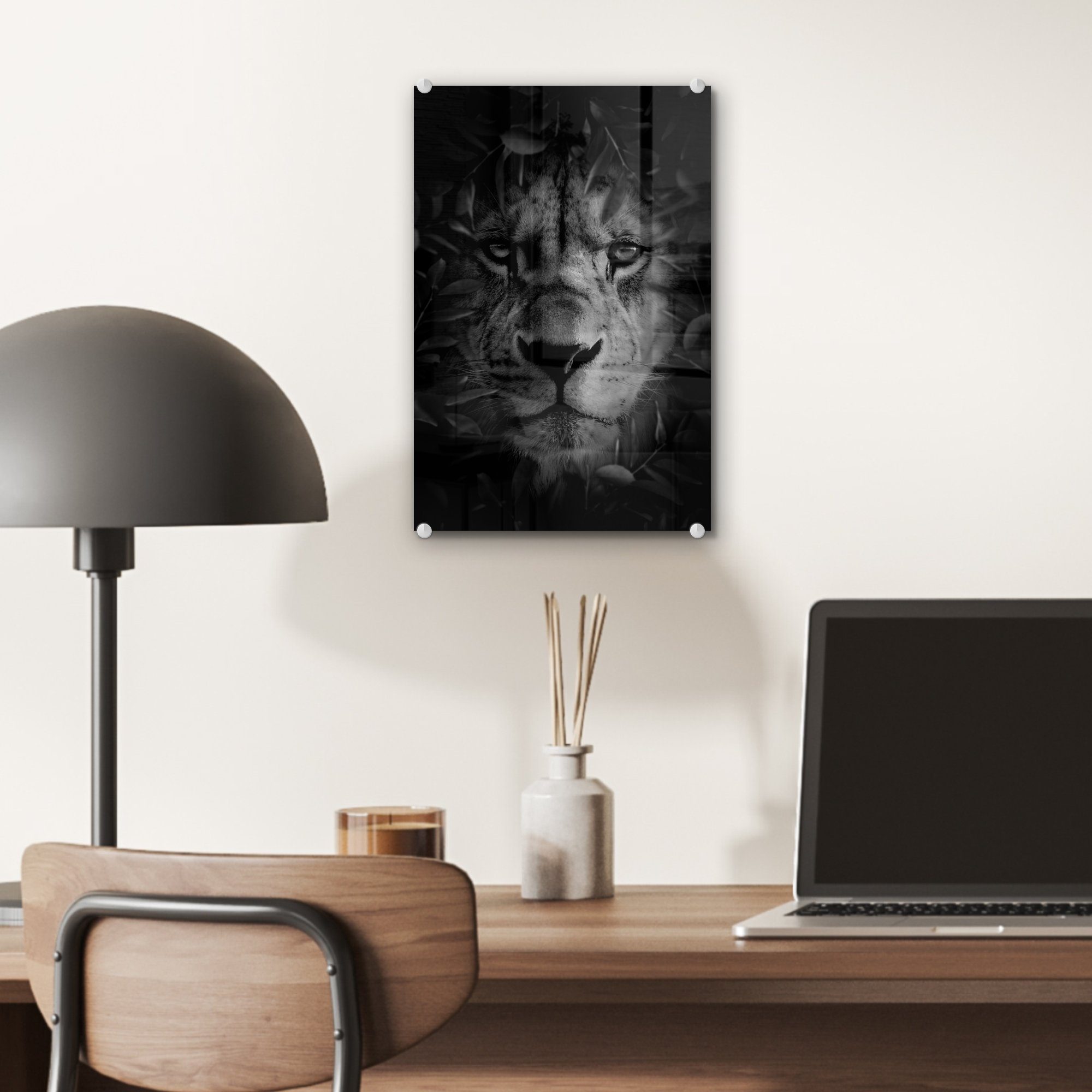 MuchoWow Acrylglasbild - auf Nahaufnahme schwarz Dschungel mit (1 Glas im bunt Bilder Löwen Wanddekoration und weiß, Wandbild Glasbilder - Blättern - St), auf Glas eines Foto 