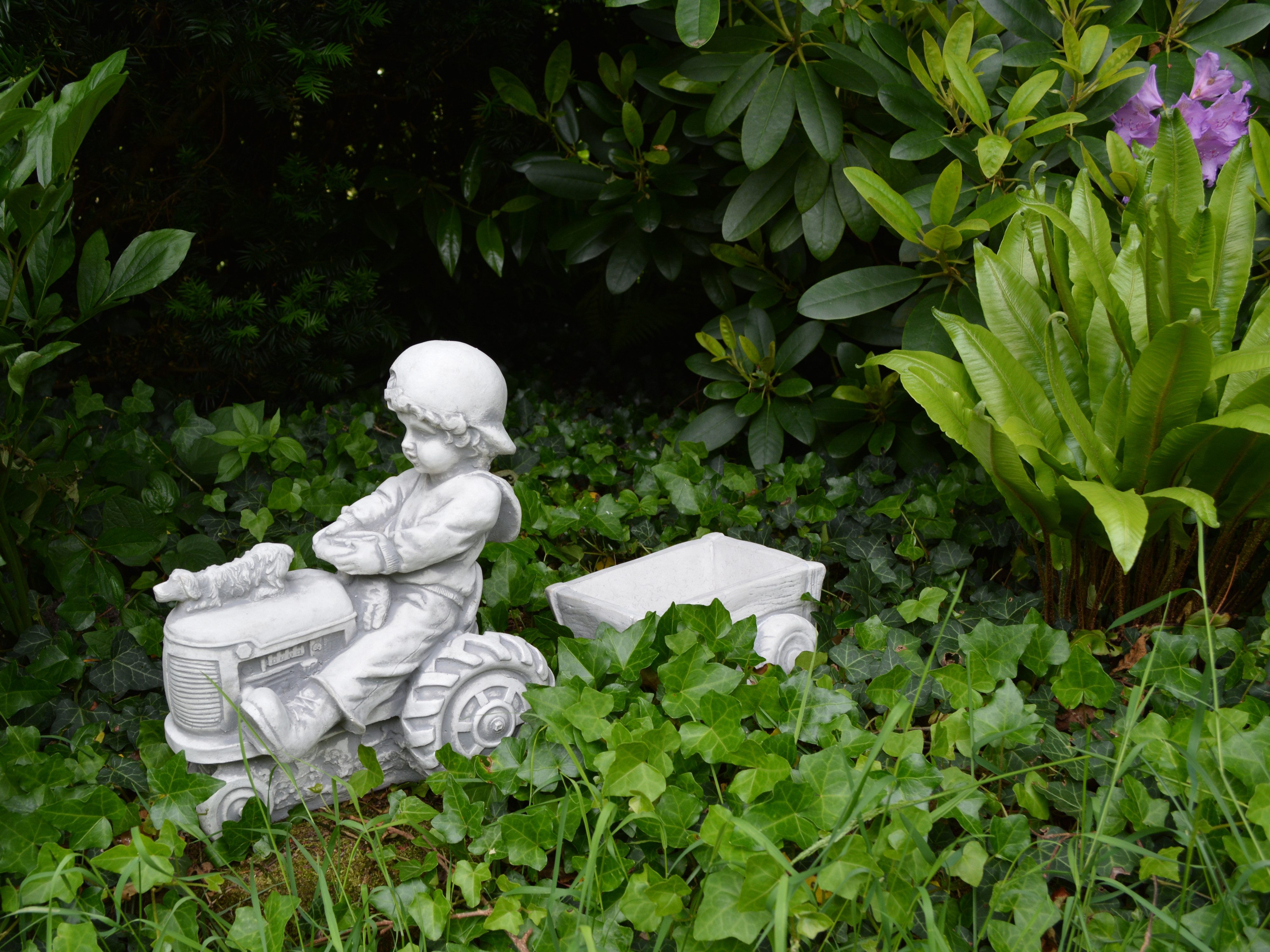 gartendekoparadies.de Pflanzkübel Junge mit Traktor, Anhänger Pflanztopf Pflanzgefäß, H. 32 cm, 14 kg, Frostsicher