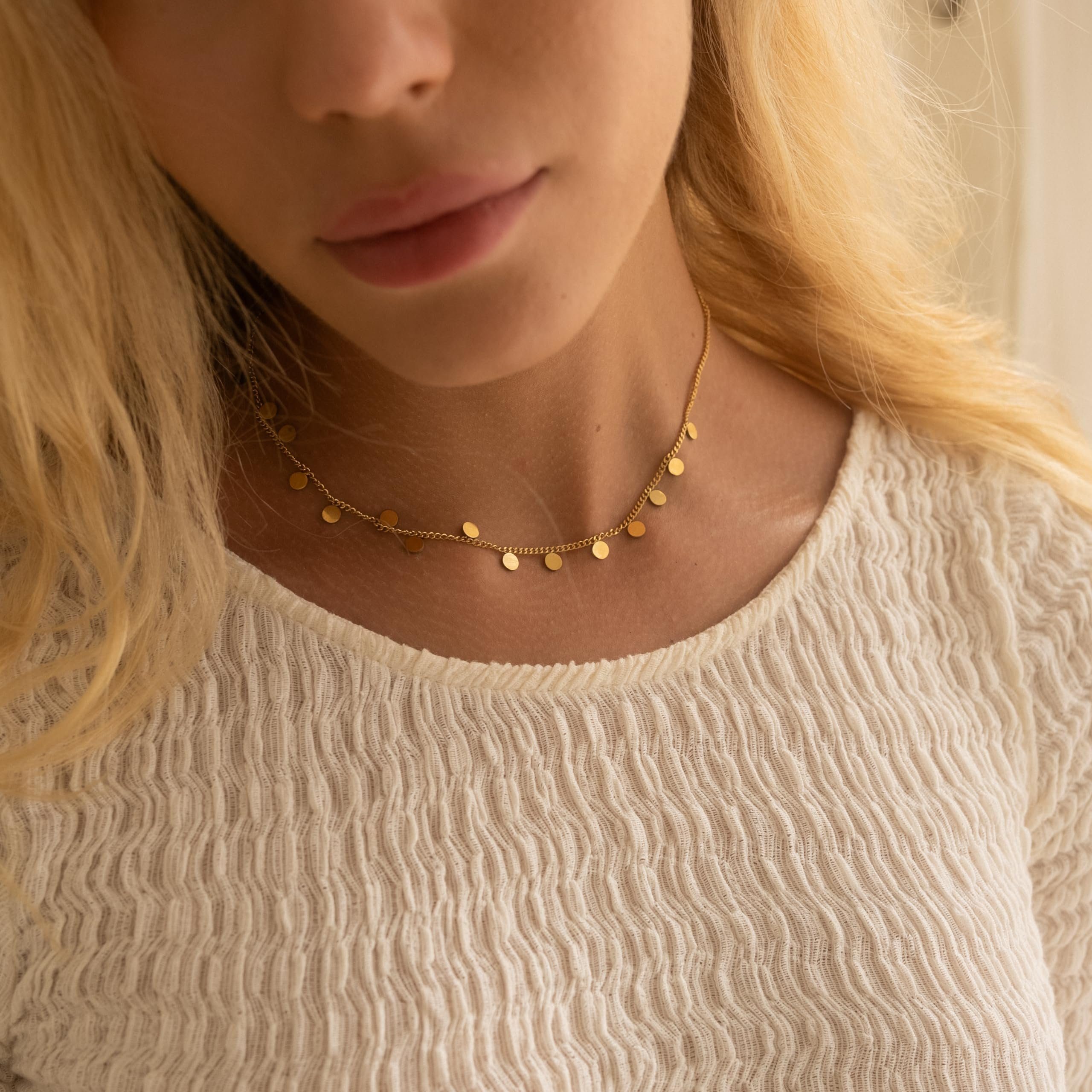 Made by Nami Edelstahlkette Damen Kette in Gold mit kleinen runden Plättchen, Geschenke für Frauen Schmuck Damen 40 + 5 cm Länge – Bild 2 von 5