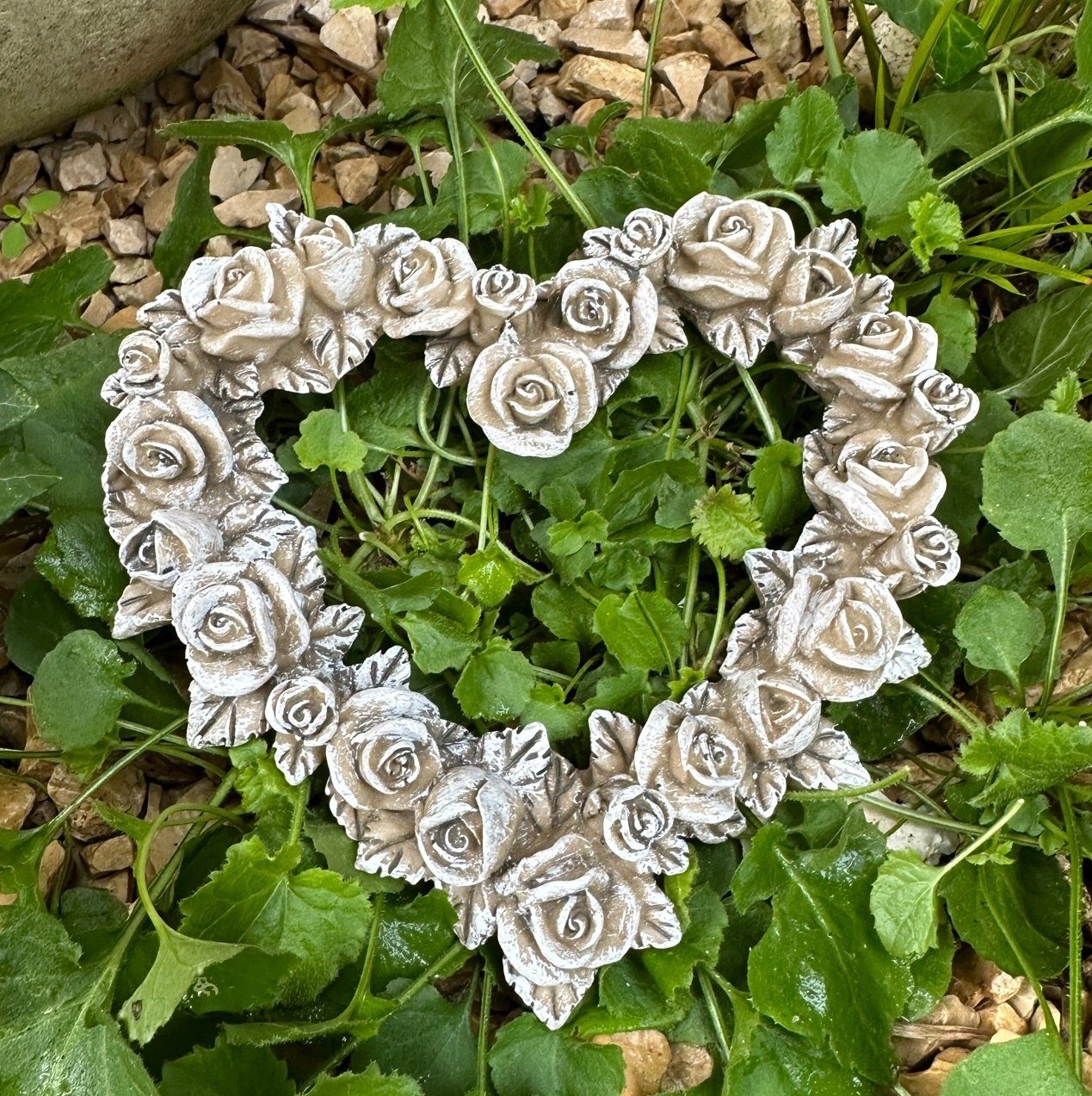 Radami Gartenfigur Grabschmuck Rosenblüten Rosenkranz Rosenherz Grabdekorat günstig online kaufen