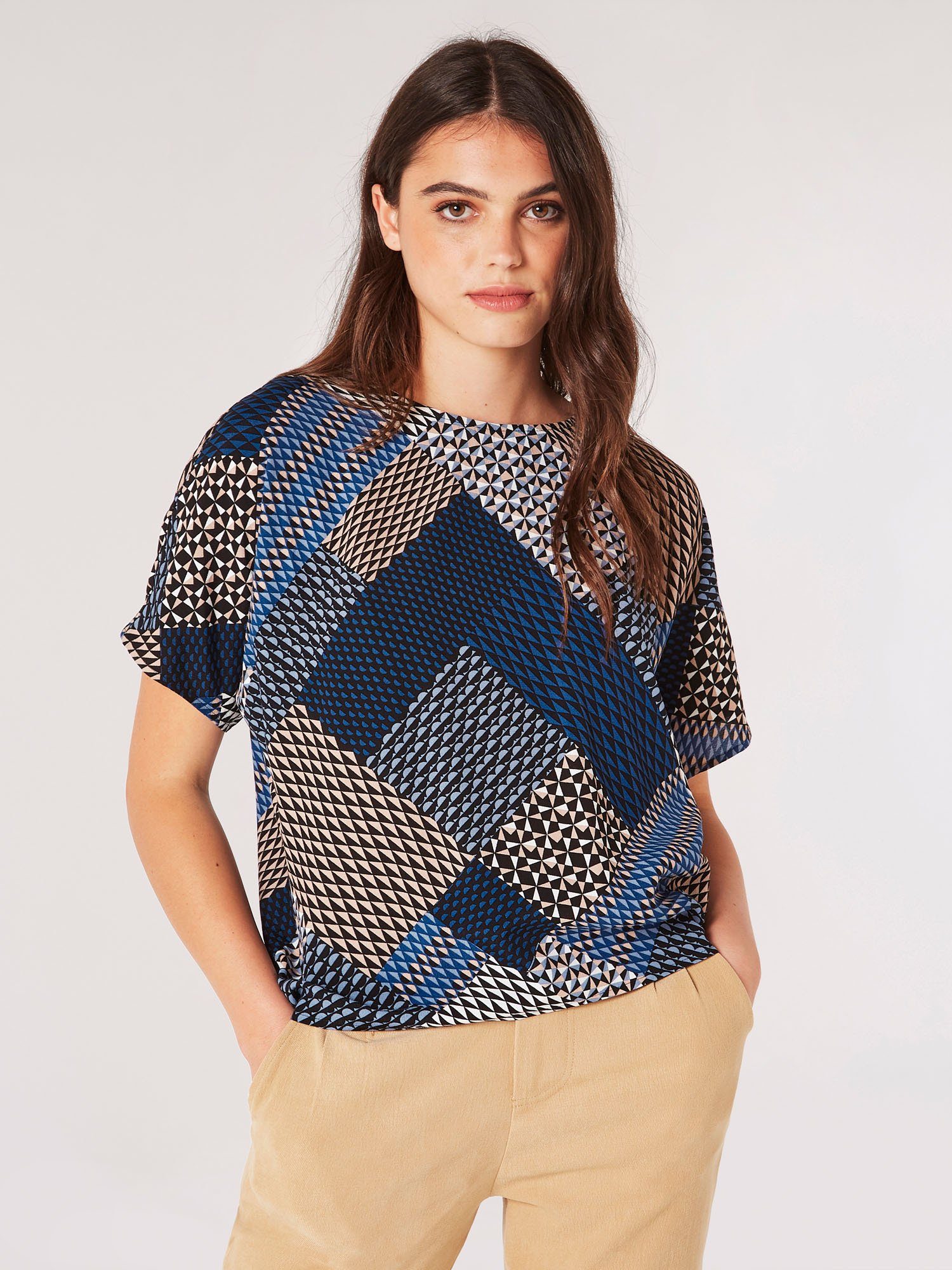 Apricot T-Shirt mit geometrischem Muster, im Patchwork-Design