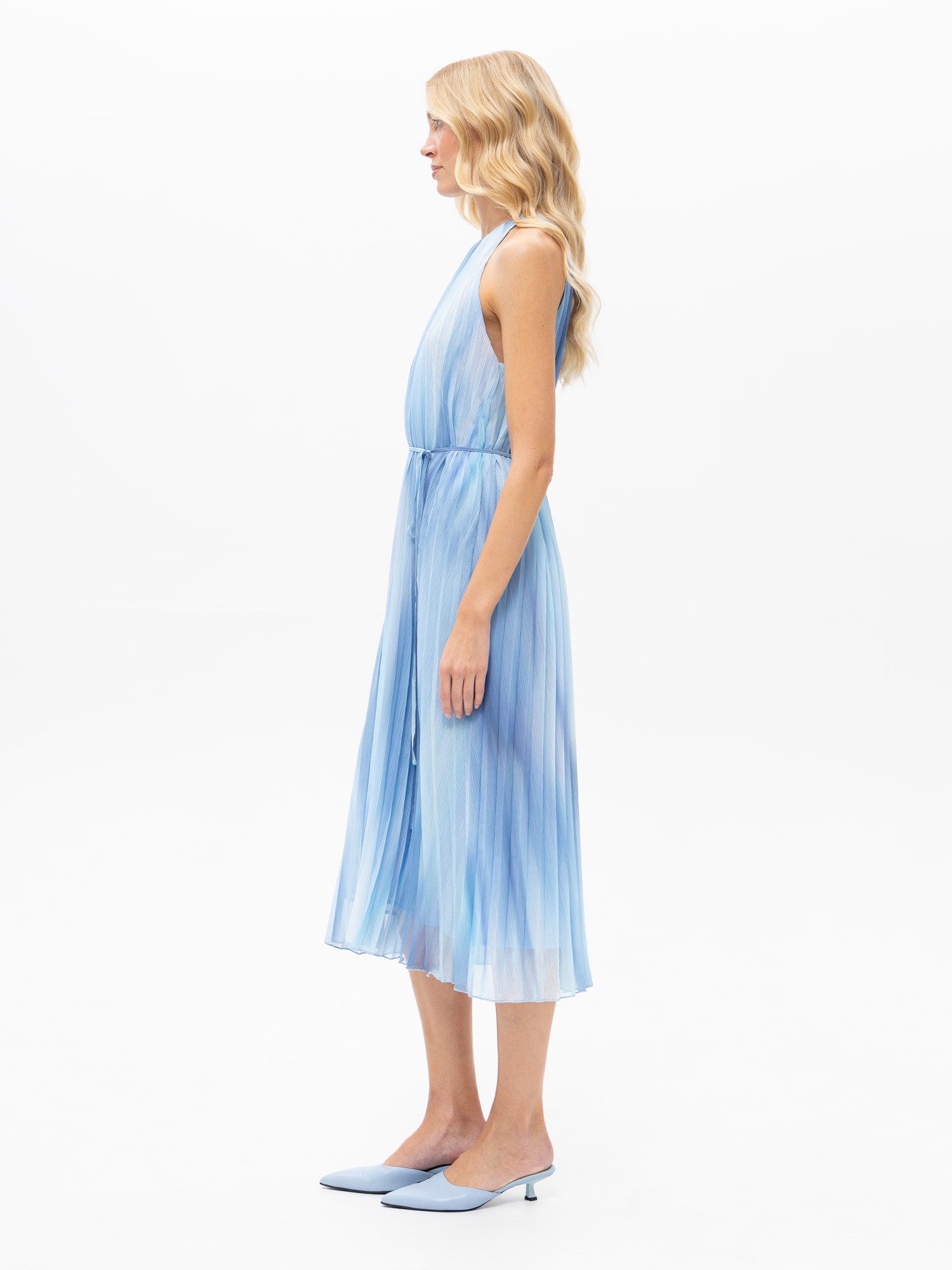 Passioni Sommerkleid in Blau und Plissé Plissiertes Sommerkleid mit blauem Farbverlauf