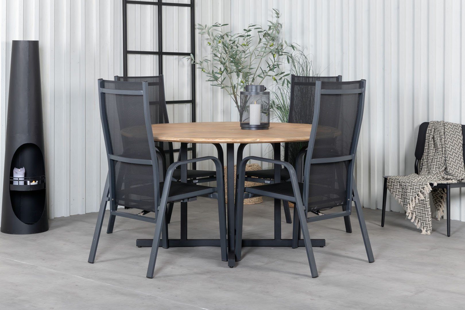 ebuy24 Ø140cm geölt, Gartentisch Cruz Esstisch Teakoptik schwarz.