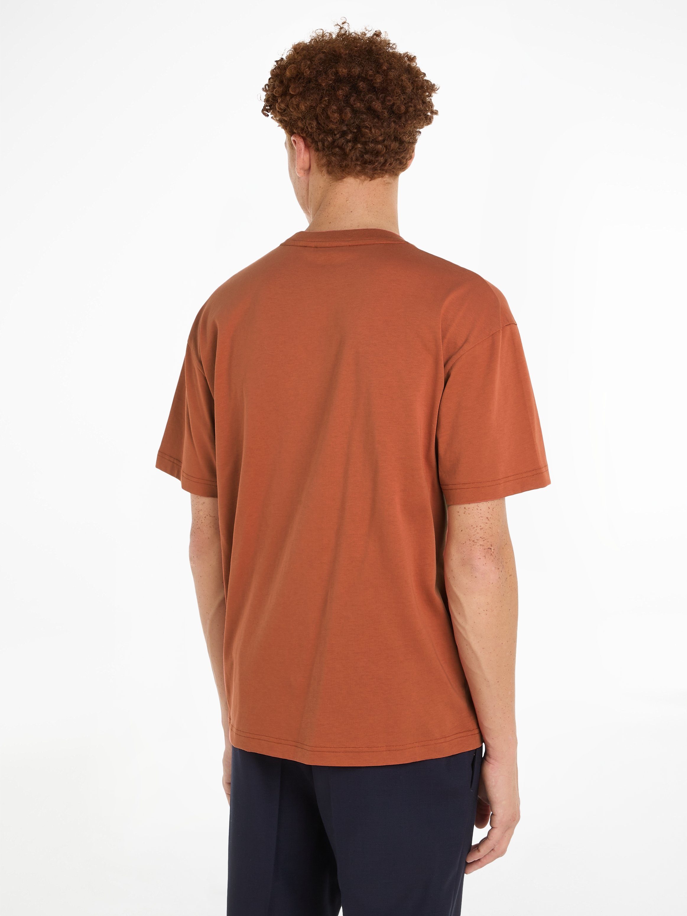 Calvin Klein T-Shirt HERO LOGO Copper COMFORT Markenlabel aufgedrucktem Sun T-SHIRT mit