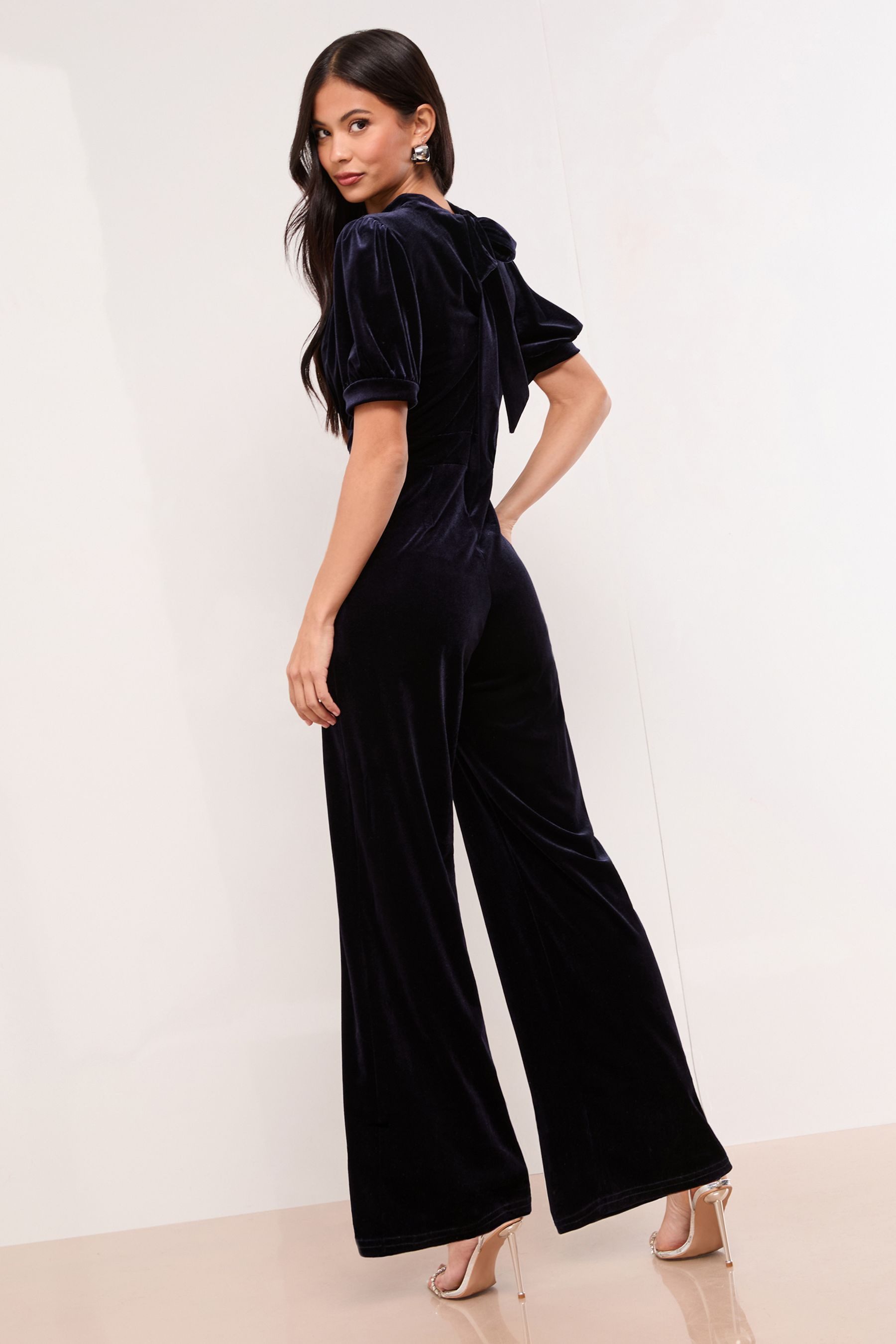 LIPSY Jumpsuit Lipsy Samt-Jumpsuit mit Punkten, Regular (1-tlg)