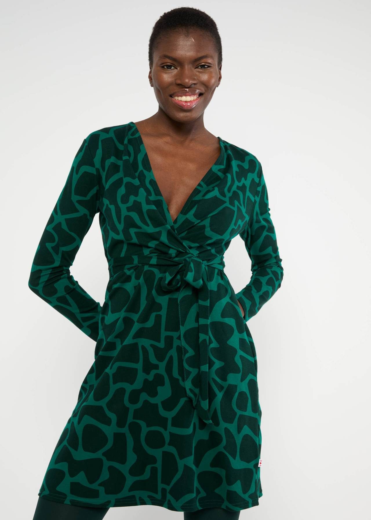 Blutsgeschwister Midikleid – Casual Grace – Jerseykleid mit V-Ausschnitt Ausschnitt in Wickeloptik, Seitlich angesetzter Bindegürtel