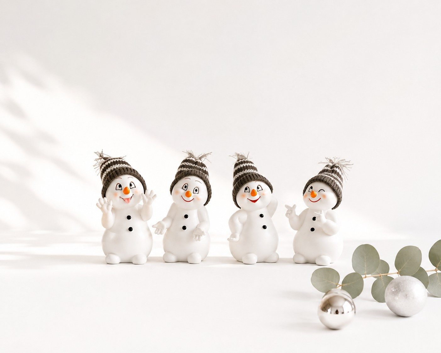 Wurm Weihnachtsfigur Schneemann Dekofiguren 4er Set Polyresin Grau Weiß Weihnachten – Bild 2 von 5