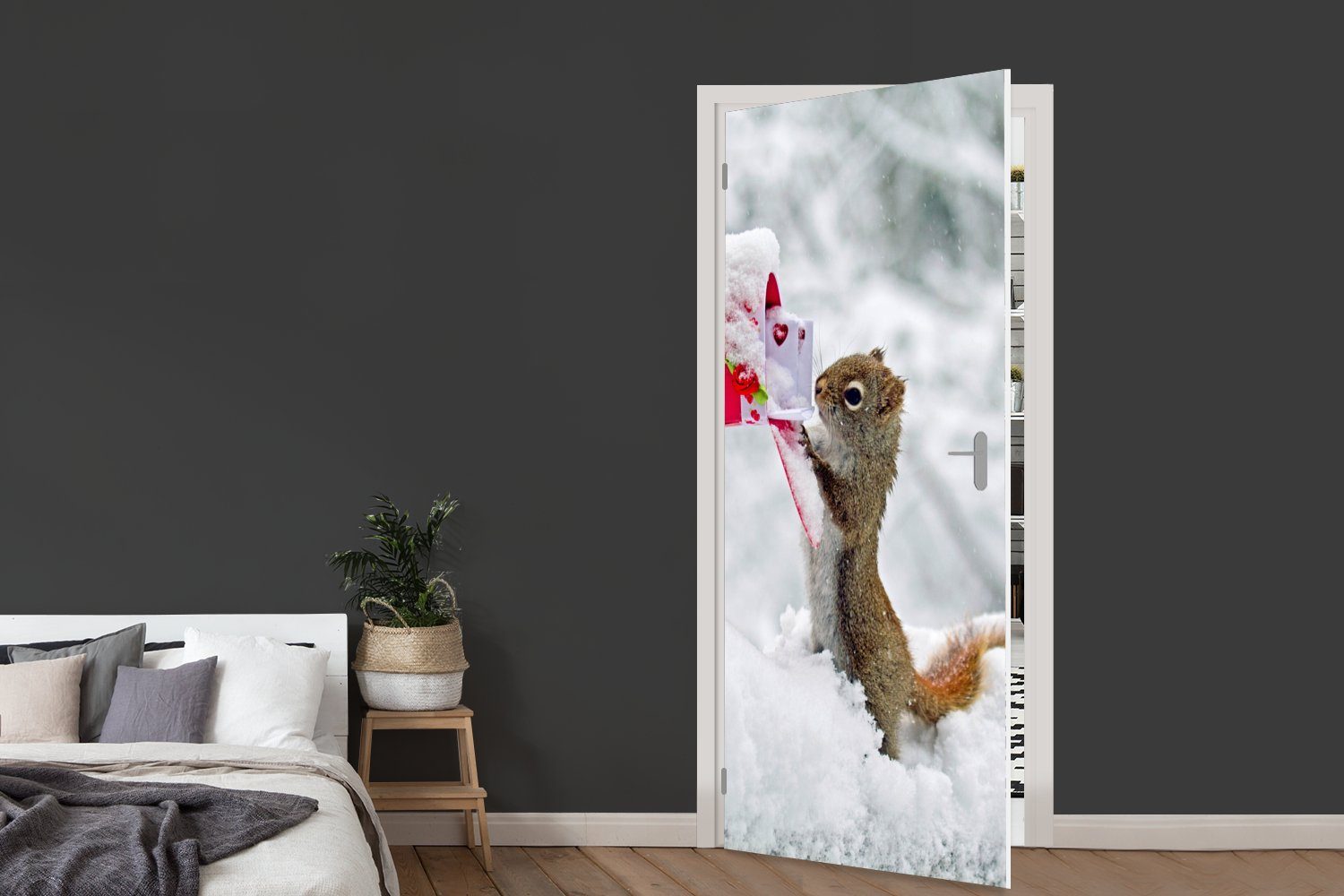 75x205 cm bedruckt, Matt, Briefkasten - Fototapete Winter, St), für Türaufkleber, MuchoWow Türtapete (1 Schnee Tür, - Eichhörnchen -