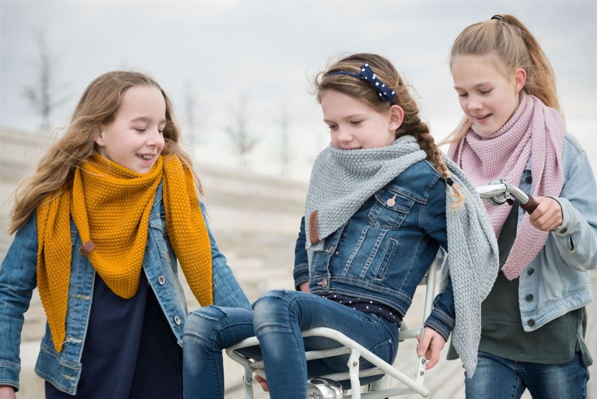 Knit Factory Schal Coco Dreiecksschals 140x60 cm Glatt Grau, (1-St), Schal Strickschal Umhängetuch Tuch Strickware