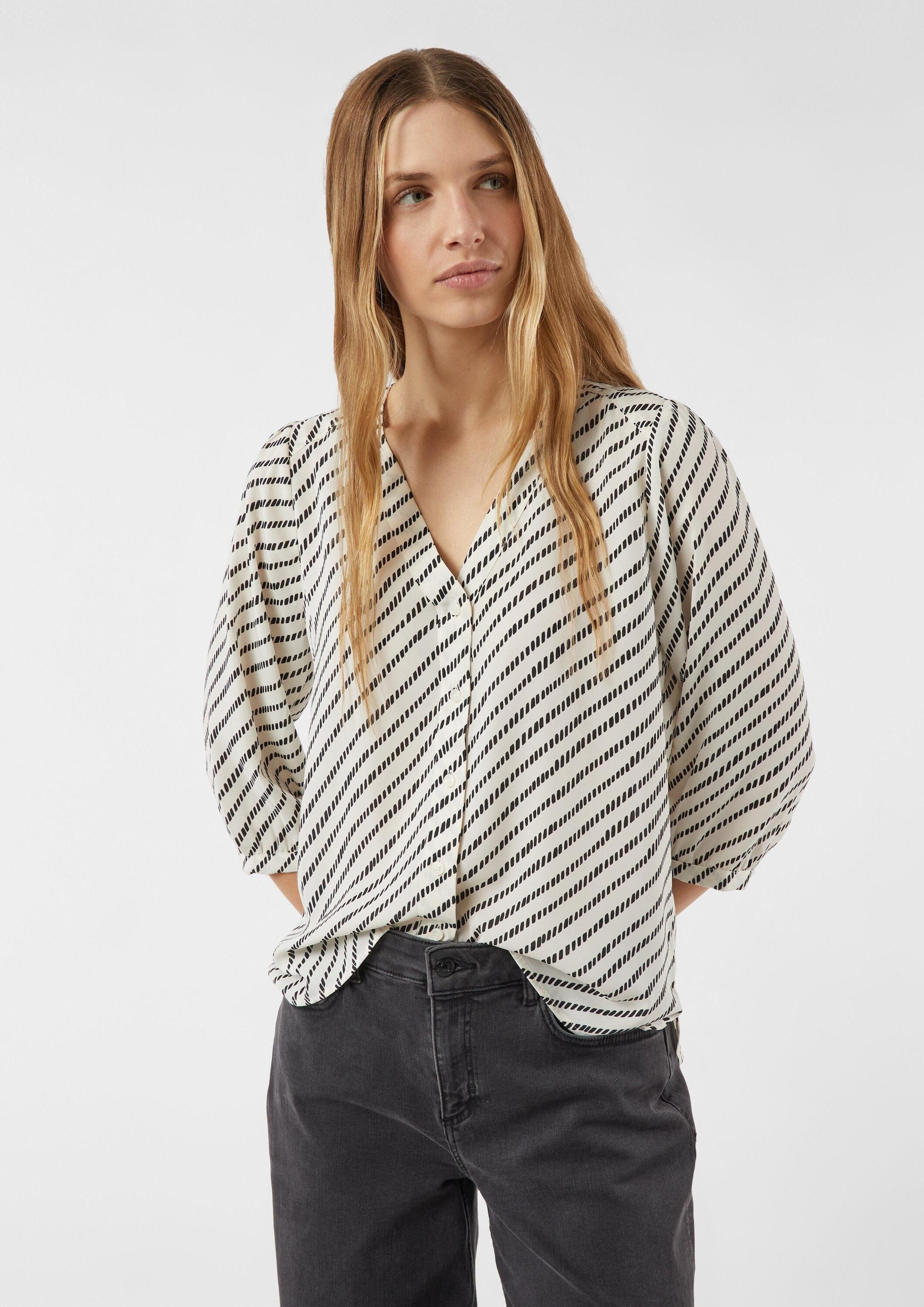 comma Kurzarmbluse Bluse Gemusterte Chiffon-Bluse mit V-Ausschnitt und Knopfleiste