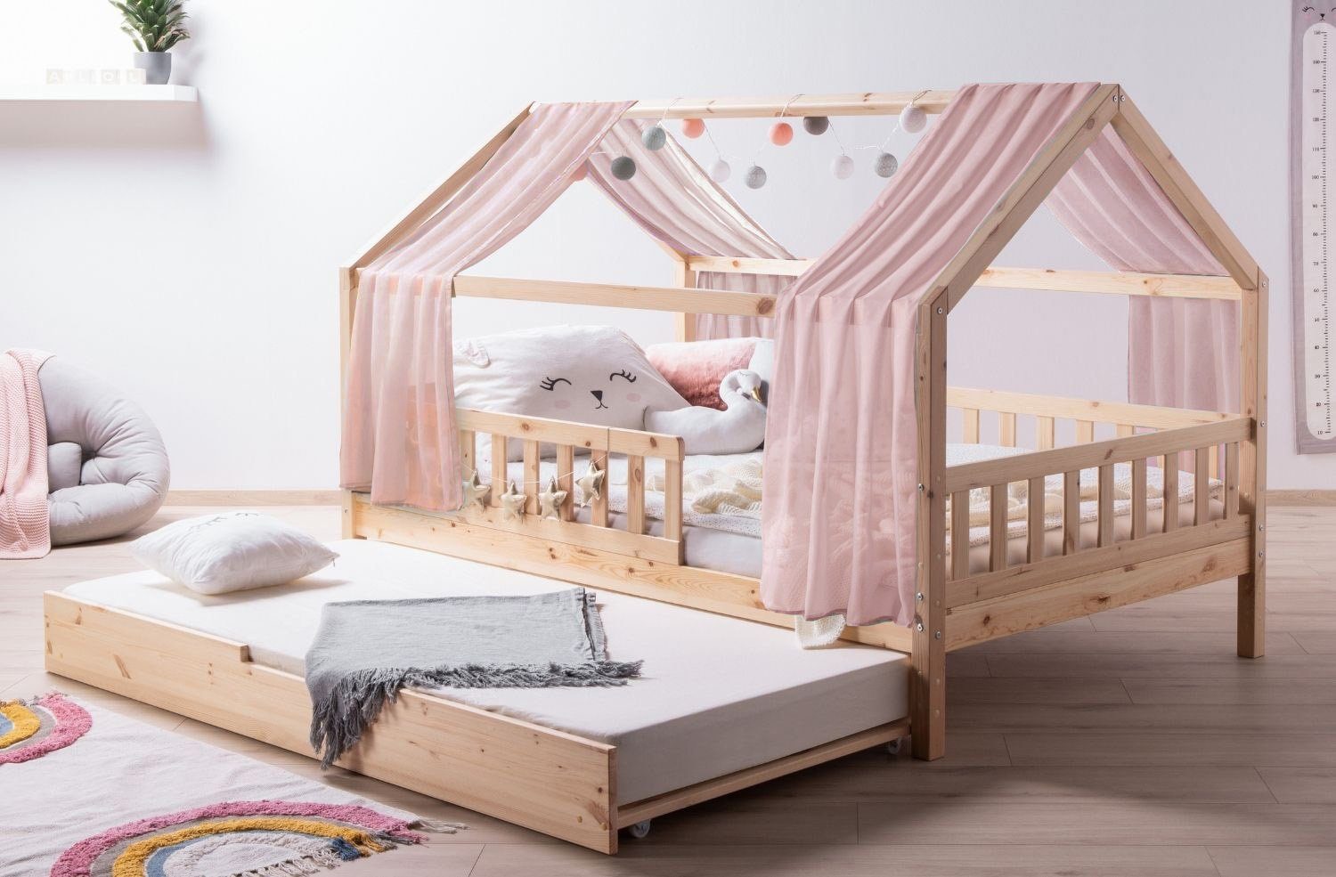 Ticaa Hausbett Kim mit Rausfallschutz und Zusatzbett aus Kiefer, Kinderbett 120x200, inkl. Tüll-Set, mit Rollrost