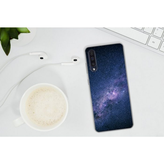 MuchoWow Handyhülle Die Milchstraße an einem dunklen Himmel Handyhülle Samsung Galaxy A30s Smartphone-Bumper Print Handy