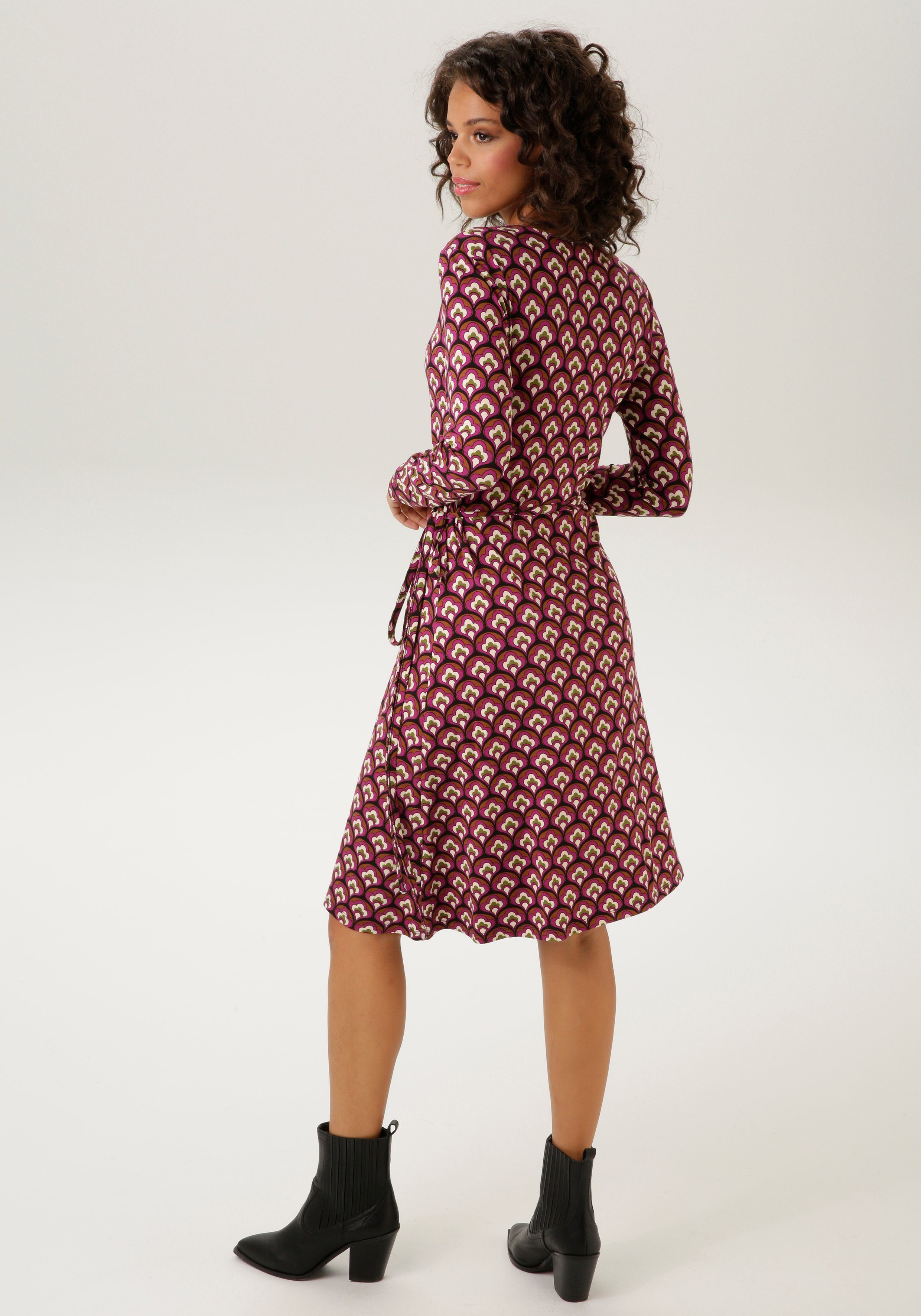 Aniston CASUAL Wickelkleid mit NEUE trendfarbenem Retrodruck KOLLEKTION 