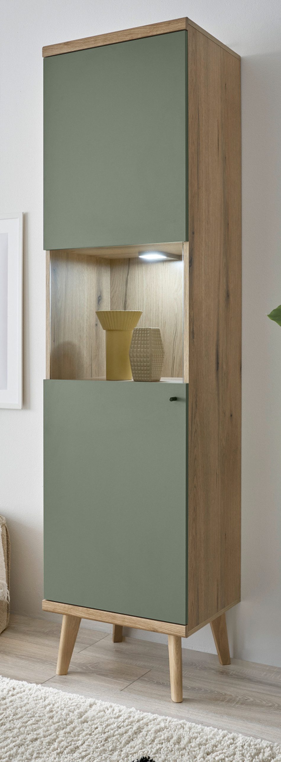 Furn.Design Stauraumvitrine Juna (Vitrine in Salbeigrün und Evoke Eiche, 50 x 197 cm) skandinavisches Design