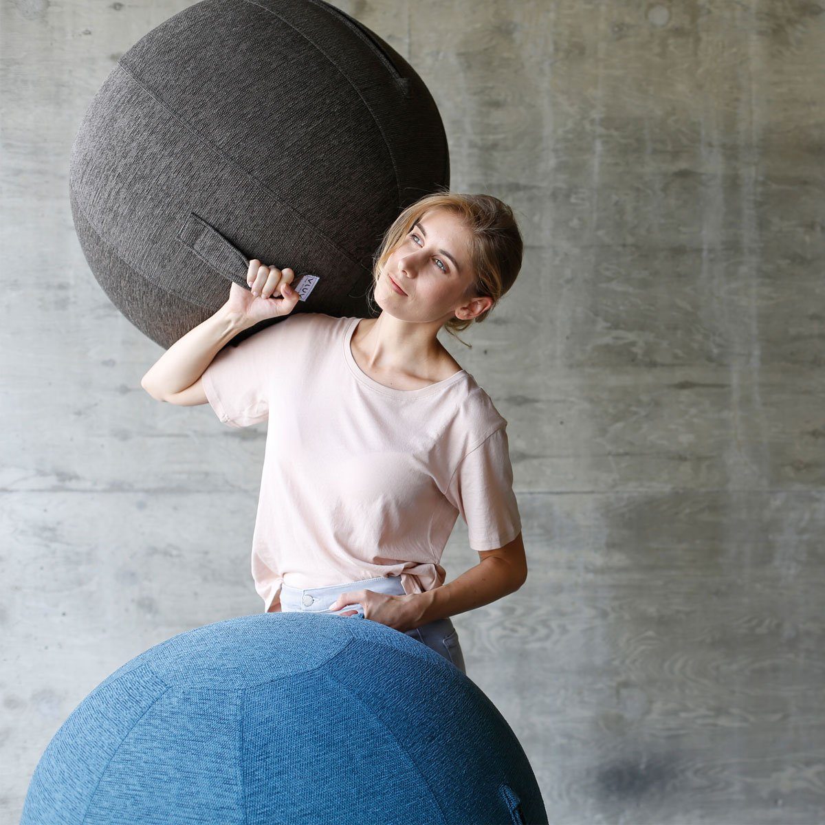 VLUV Sitzball BOL STOV Stoff-Sitzball, ergonomisches Sitzmöbel für Büro und Zuhause, Farbe: Anthrazit (dunkelgrau), Ø 60cm - 65cm, hochwertiger Möbelbezugsstoff, robust und formstabil, mit Tragegriff