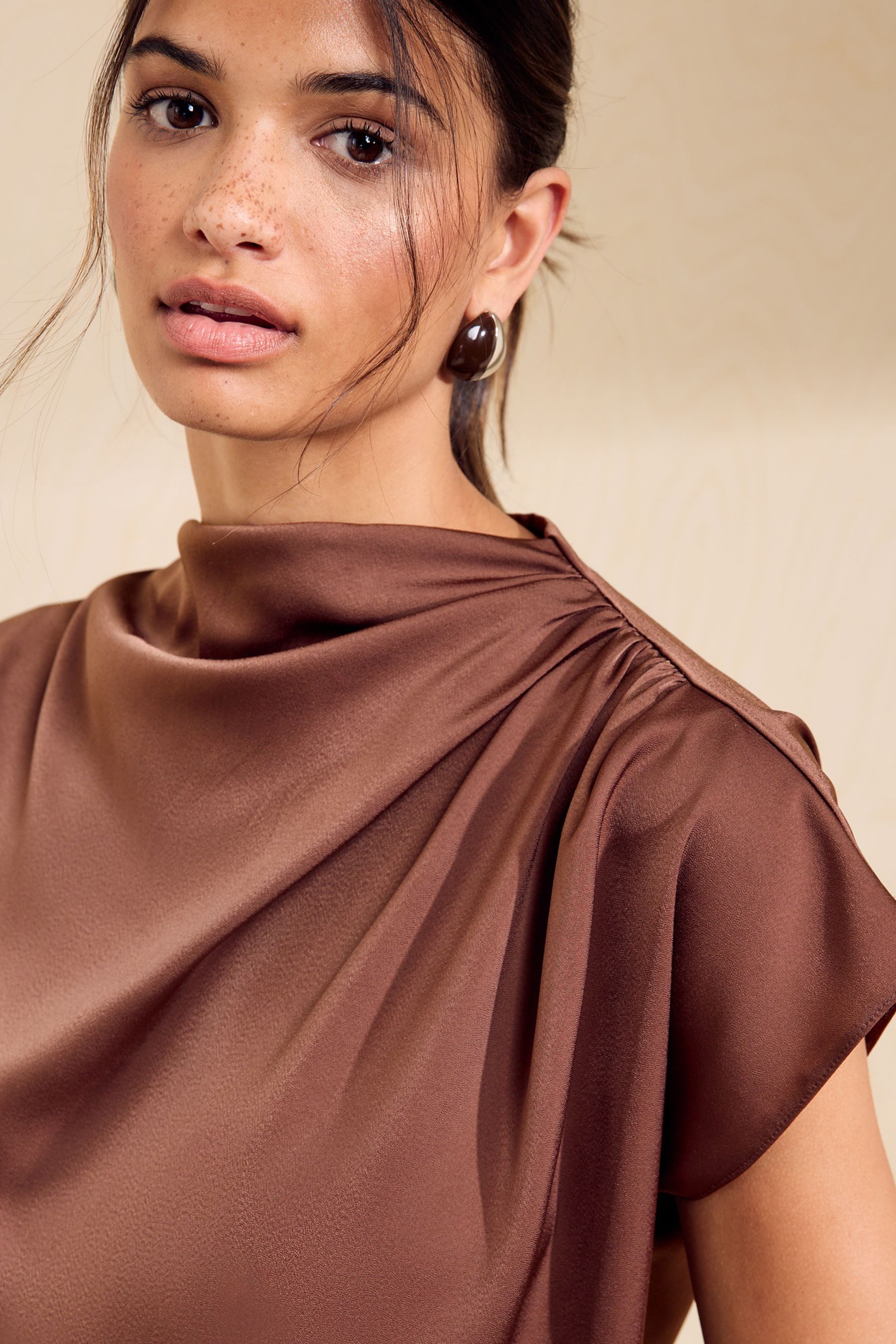 Friends Like These Satinbluse Friends Like These Satin-Bluse mit Drapierung (1-tlg) – Bild 3 von 5