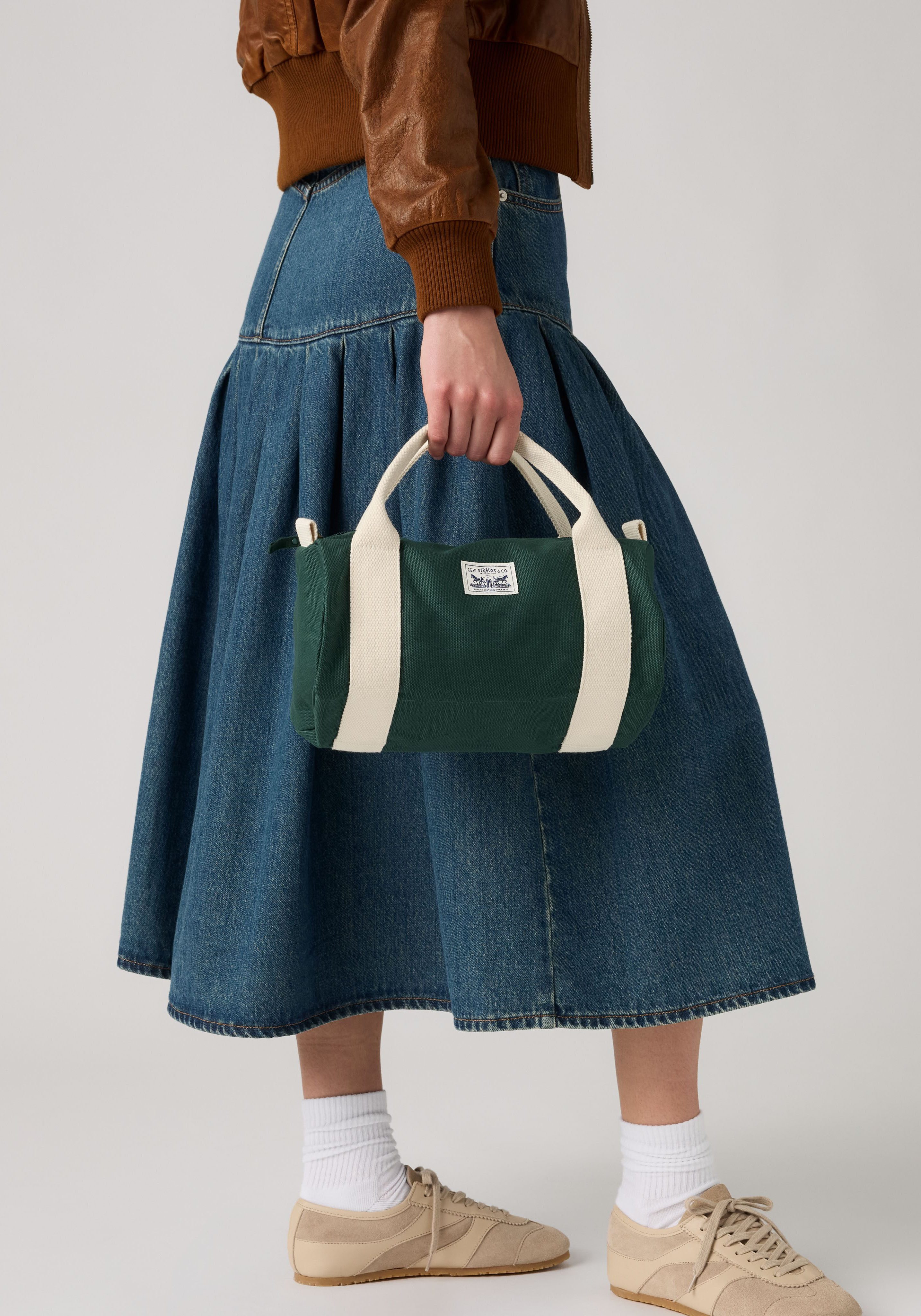 Levi's® Beuteltasche HARLEY SMALL BARREL, Canvas-Tasche mit Kontrast-Details und Logo-Badge