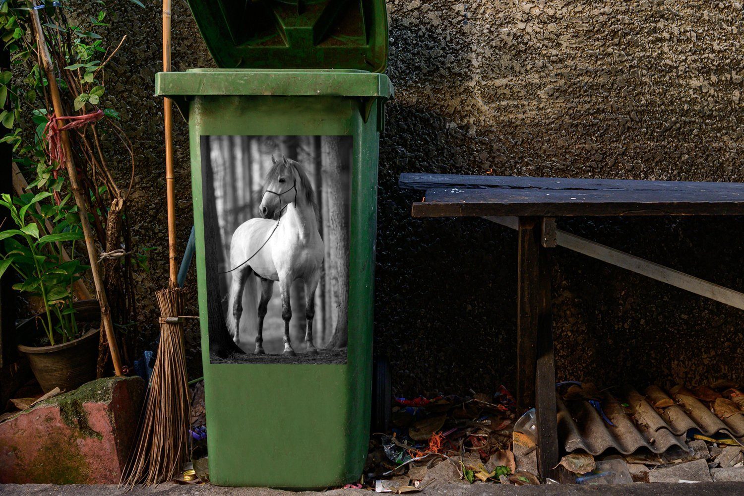 Sticker, - Weißes schwarz Wandsticker den weiß Container, (1 Andalusierpferd St), Mülltonne, und zwischen Abfalbehälter MuchoWow Bäumen Mülleimer-aufkleber,
