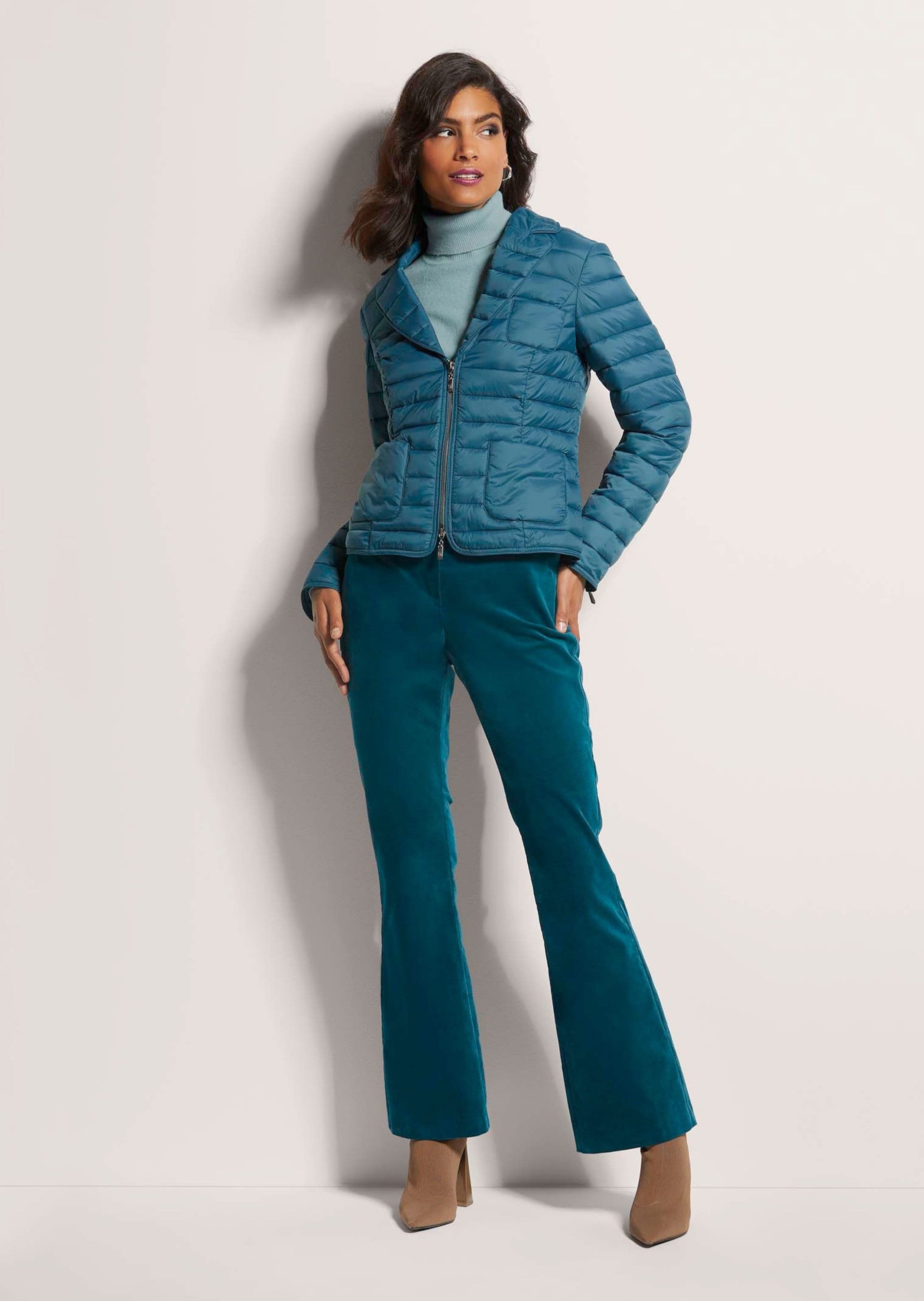 MADELEINE Steppjacke Wattierte Damenjacke mit sportivem Touch Taillierte Jacke mit Reverskragen, Zweiwege-Reißverschluss