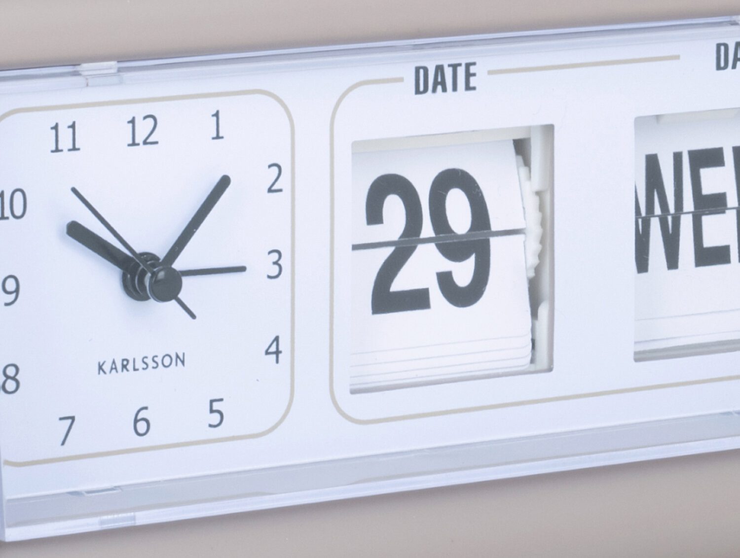 Karlsson Uhr Wecker Retro FLIP mit Datum