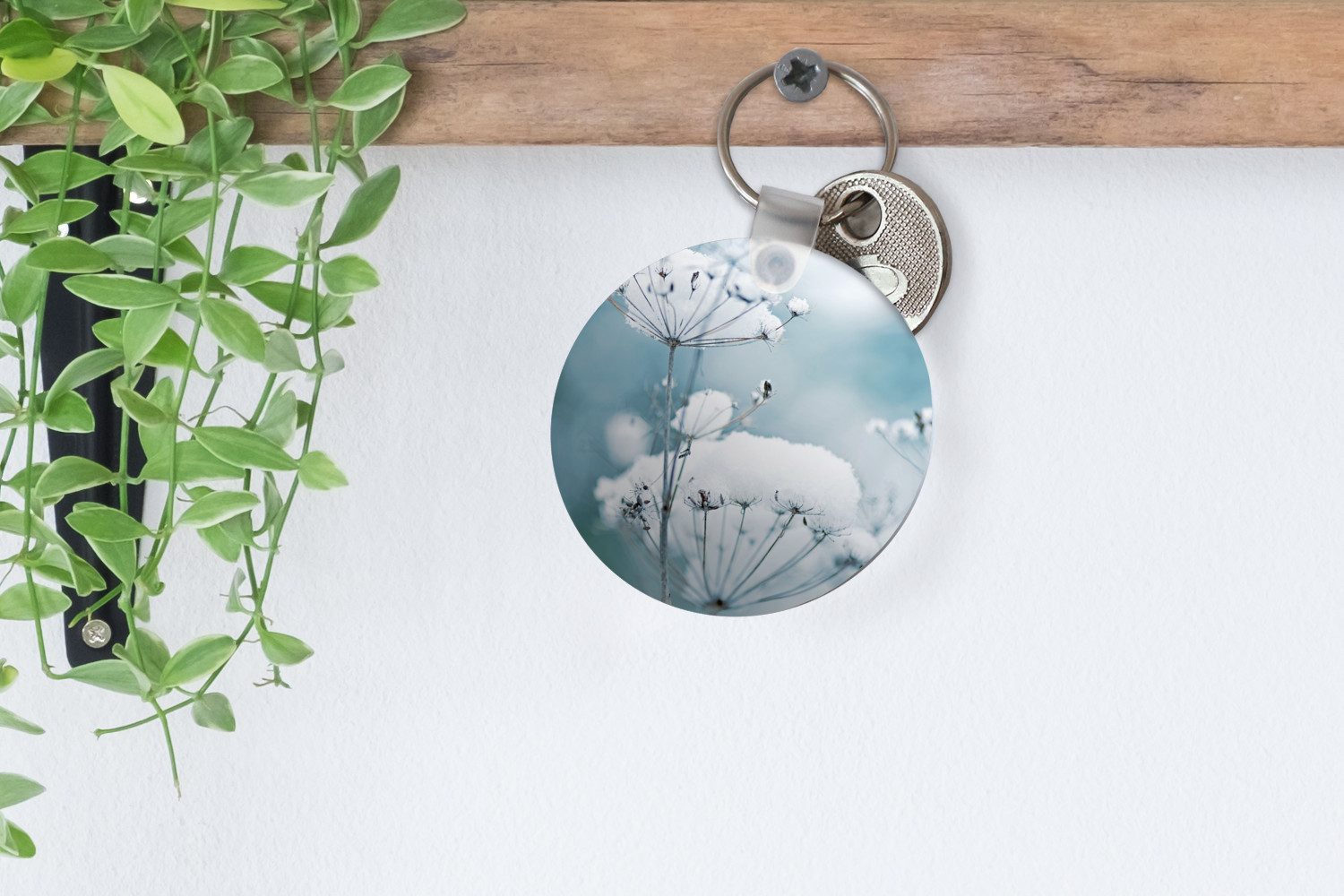 MuchoWow Schlüsselanhänger Schnee - Blumen - Winter - Zweige, Rund, Geschenk für Damen / Herren / Kinder mit Schlüsselring, 5x5 cm