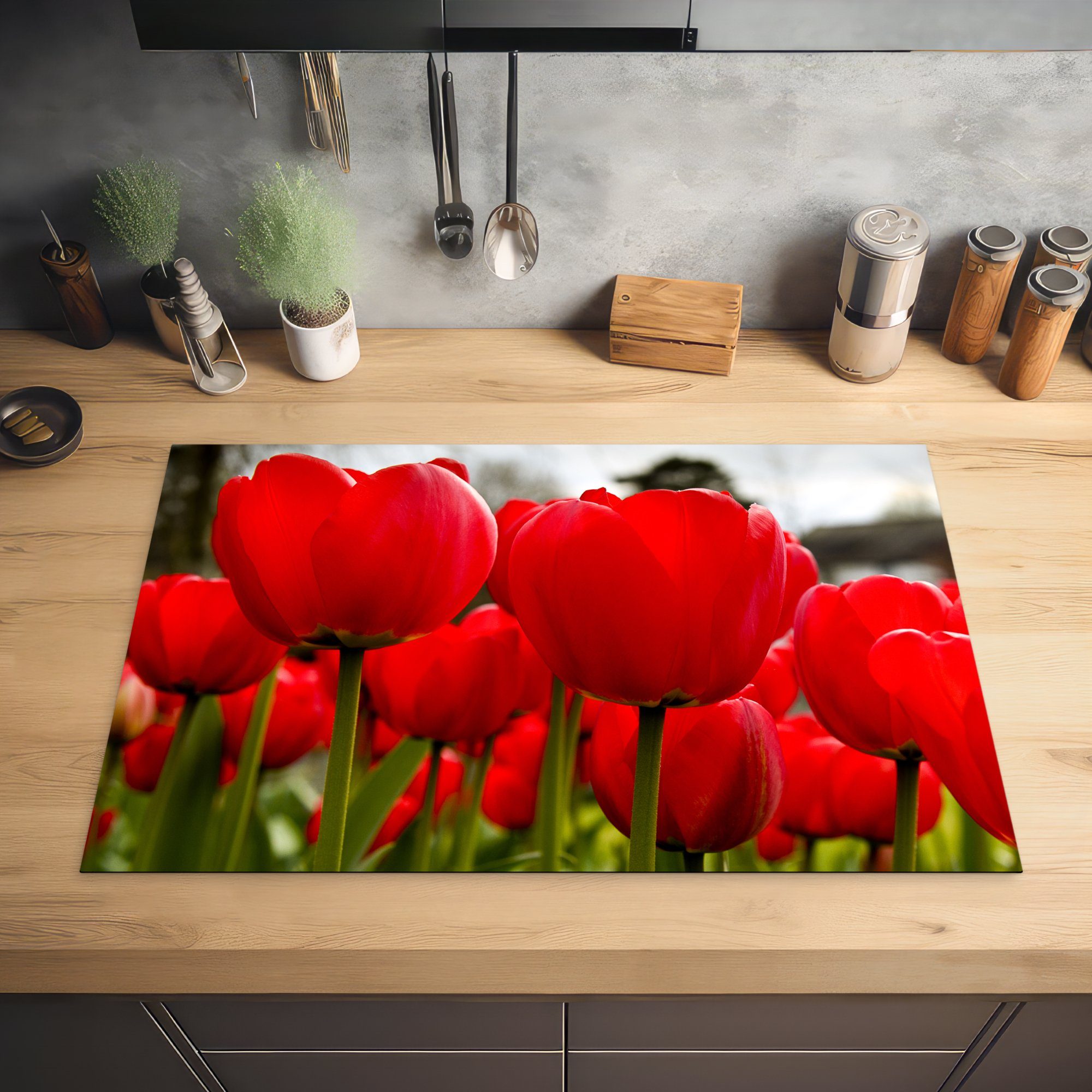 küche, tlg), 81x52 roten Tulpen, für Herdblende-/Abdeckplatte Schutz Nahaufnahme Vinyl, (1 MuchoWow Induktionskochfeld cm, die von Ceranfeldabdeckung