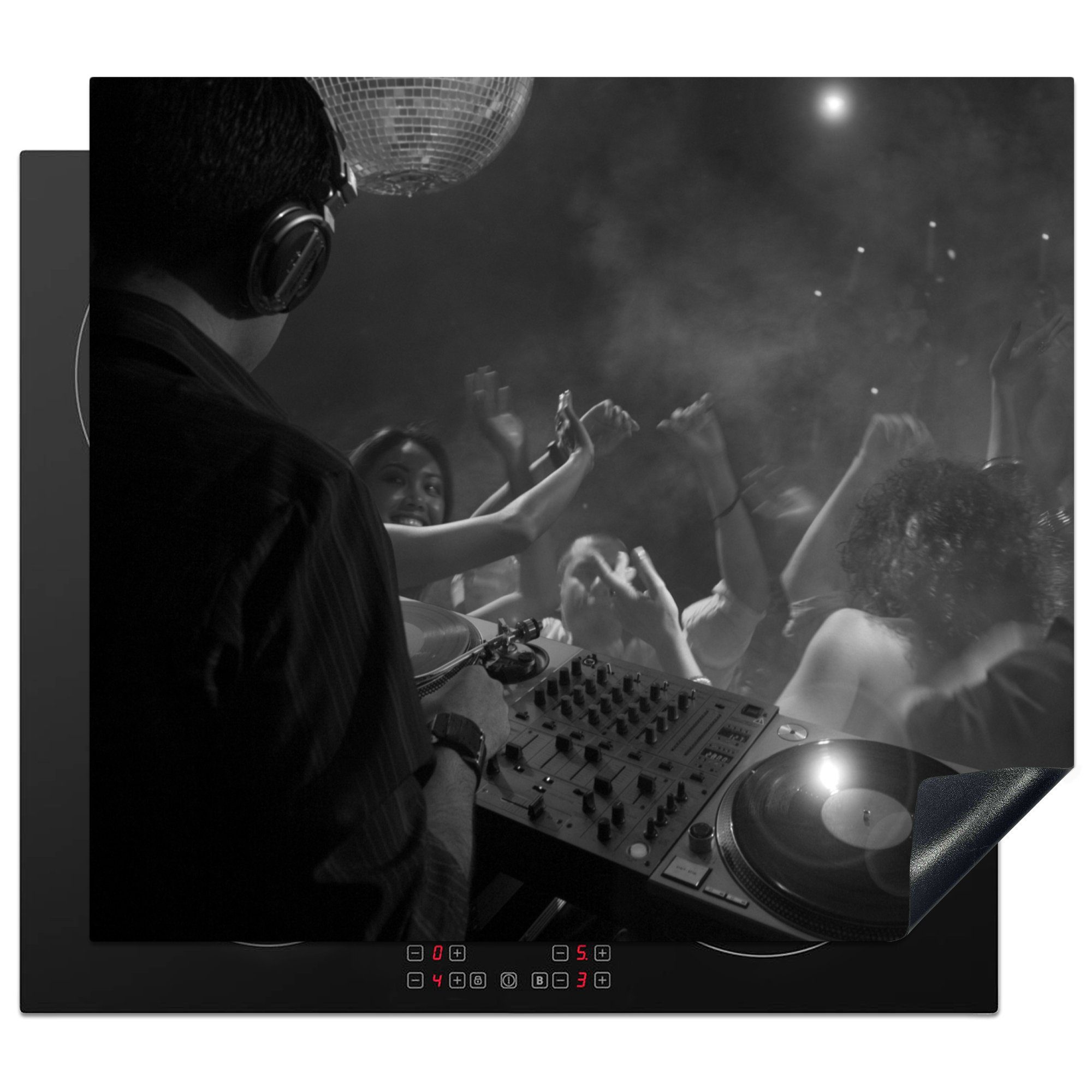 MuchoWow Herdblende-/Abdeckplatte Ein DJ in einem Nachtclub mit tanzenden Menschen - schwarz und weiß, Vinyl, (1 tlg), 60x52 cm, Mobile Arbeitsfläche nutzbar, Ceranfeldabdeckung