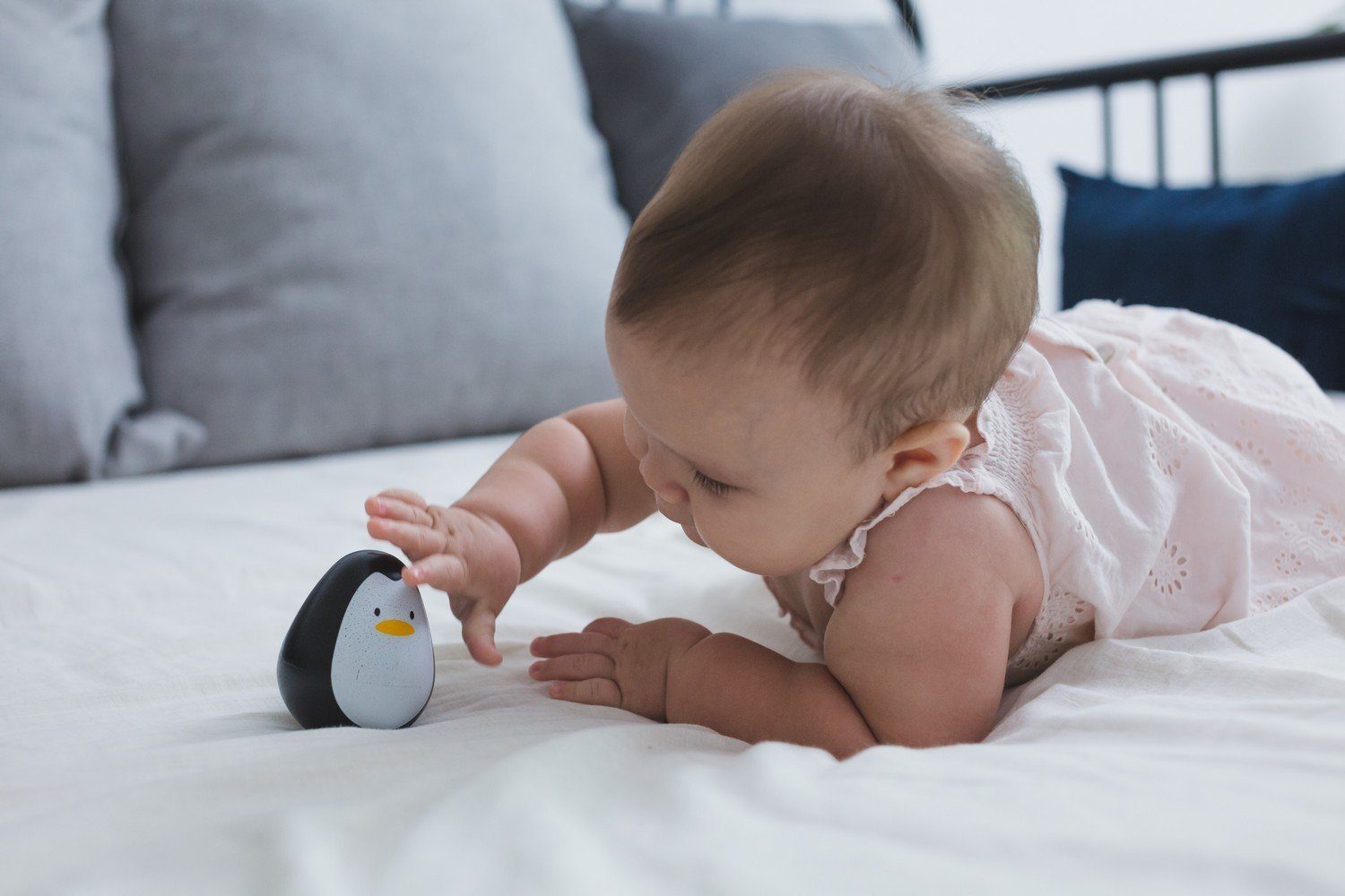 Plantoys Steckspielzeug Wackelnder Pinguin – Bild 4 von 5