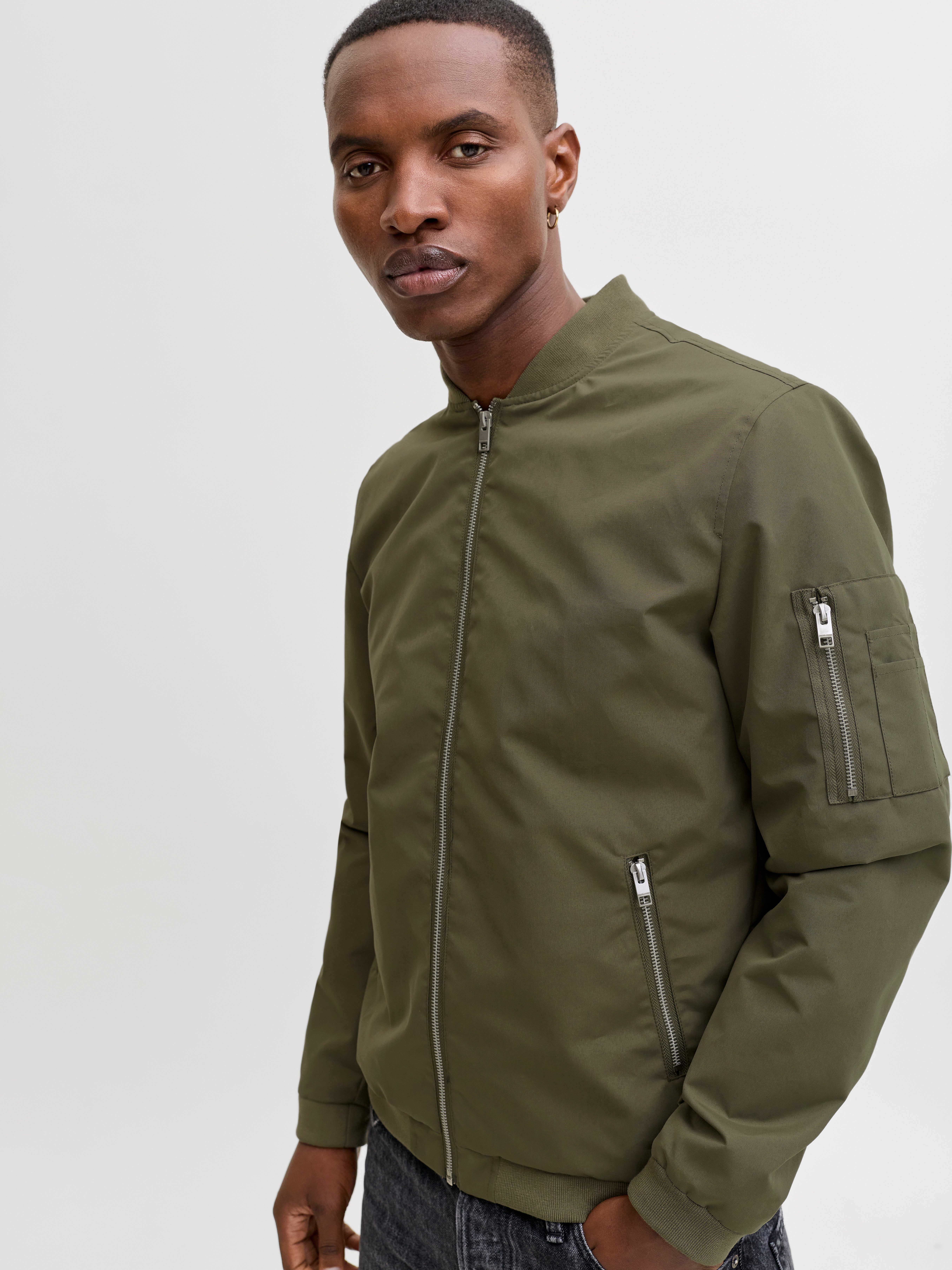Jack & Jones Blouson JJERUSH mit Stehkragen und Reißverschlusstaschen unifarben, modisch, regular fit, Polyester