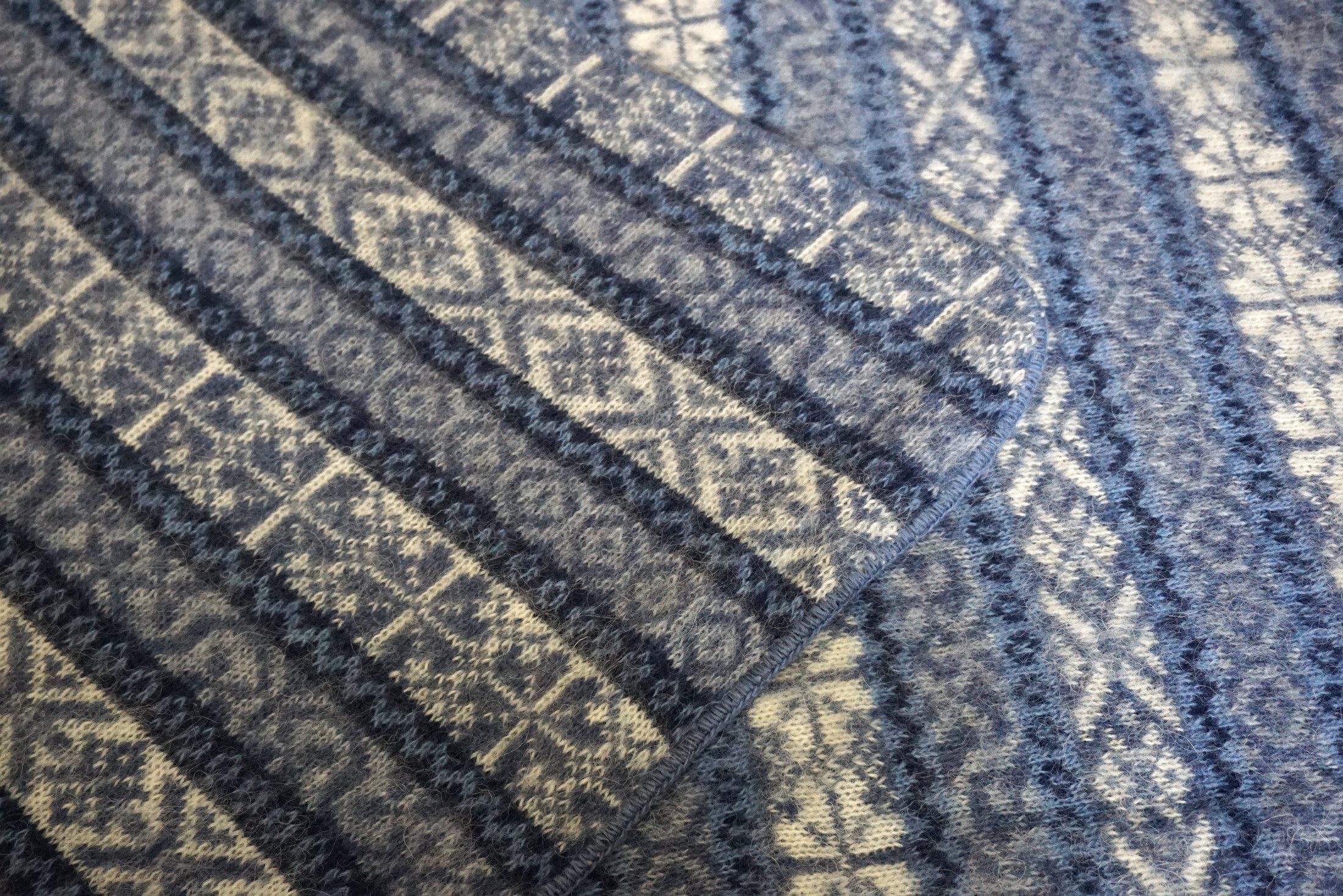 Wolldecke - Strickdecke mit Traditionsmustern - streifig gemustert - Farbe blau, KIDKA, - aus rauer isländischer Wolle