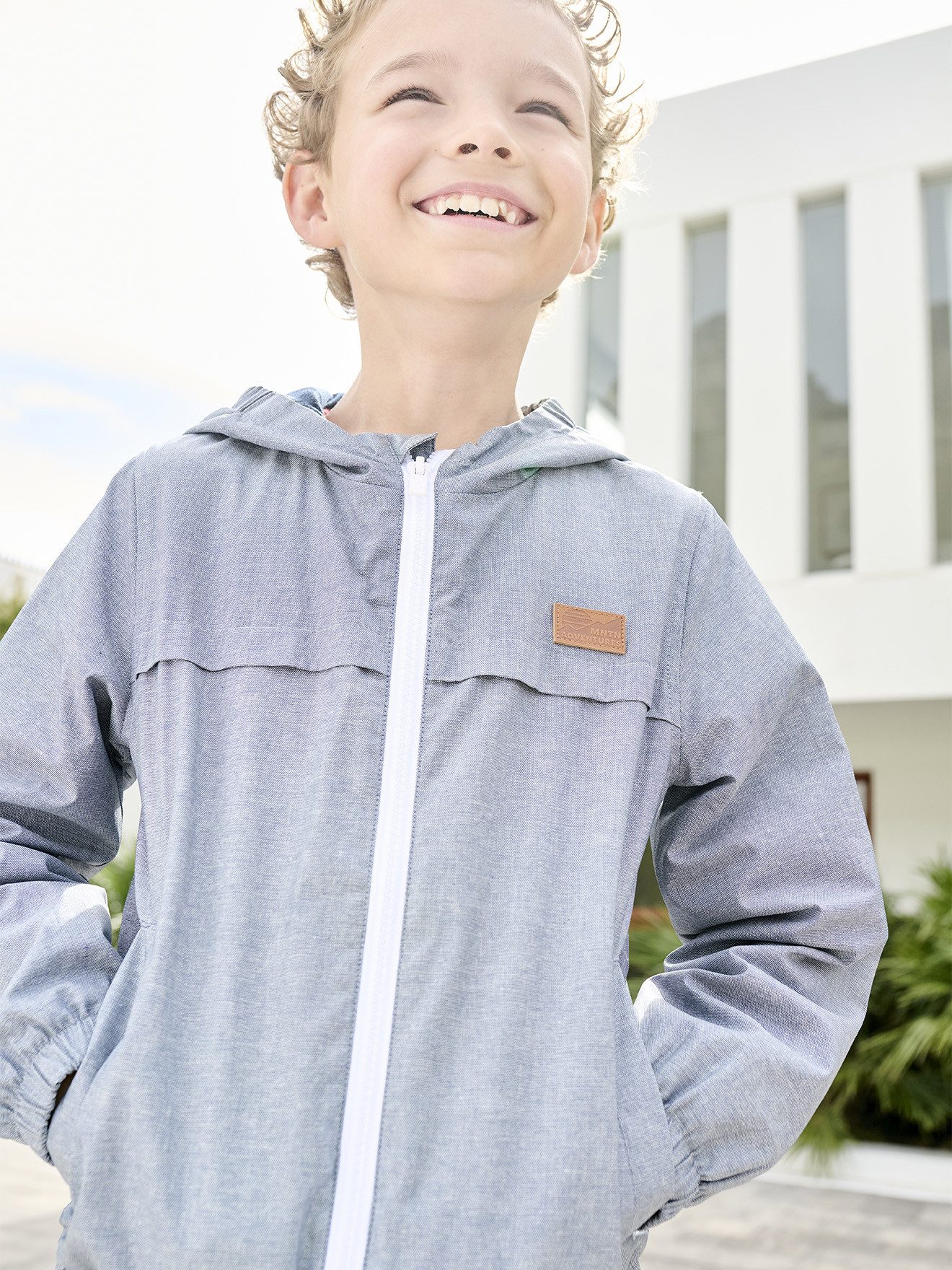 vertbaudet Regenjacke Jungen Jacke aus Chambray mit Kapuze – Bild 5 von 5