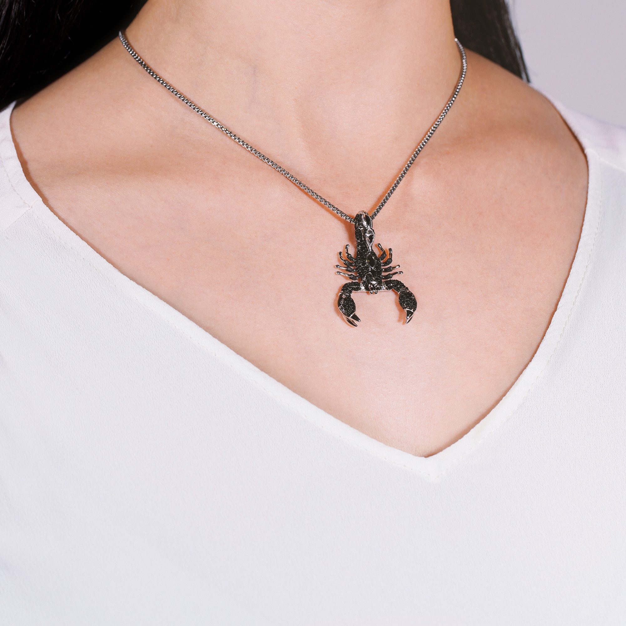 Seinerzeit FLORA & FAUNA Kettenanhänger Spike Skorpion Anhänger, Schmuck aus 925 Sterling Silber (Von der geheimnisvollen Welt der Nacht inspirierter Damenschmuck im ausdrucksstarken Unisex-Design mit mystischem Motiv – ein besonderer Begleiter im Alltag und zu besonderen Anlässen, 1-tlg., inkl. Geschenkverpackung für Frauen ob Freundin, Mutter, Ehefrau, Oma), rhodiniert, geschwärzt, mit Emaille und Zirkonia-Steinen