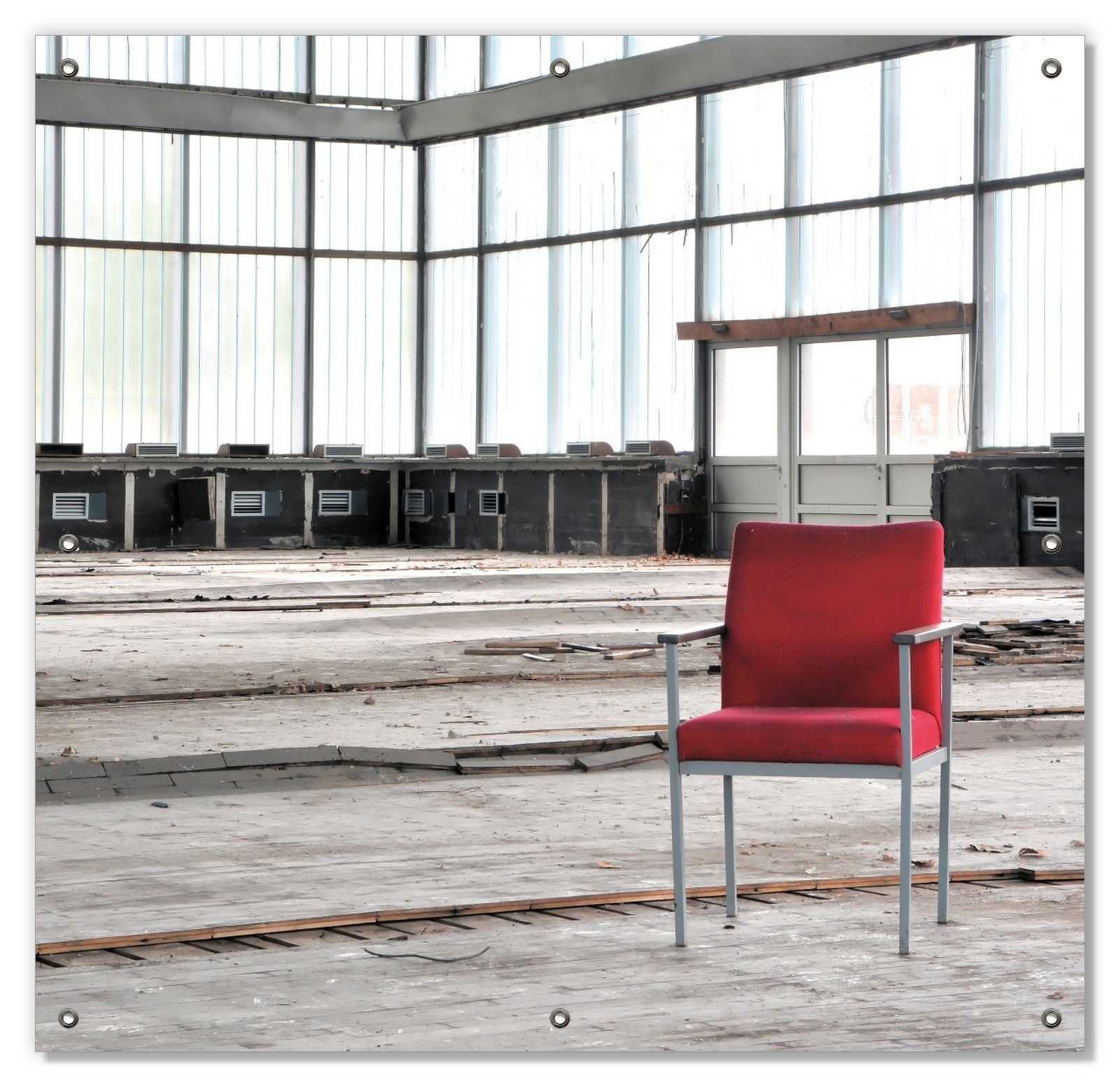 Sonnenschutz Stille und Leere - ein einsamer roter Stuhl in einer alten Halle, Wallario, blickdicht, mit Saugnäpfen, wiederablösbar und wiederverwendbar