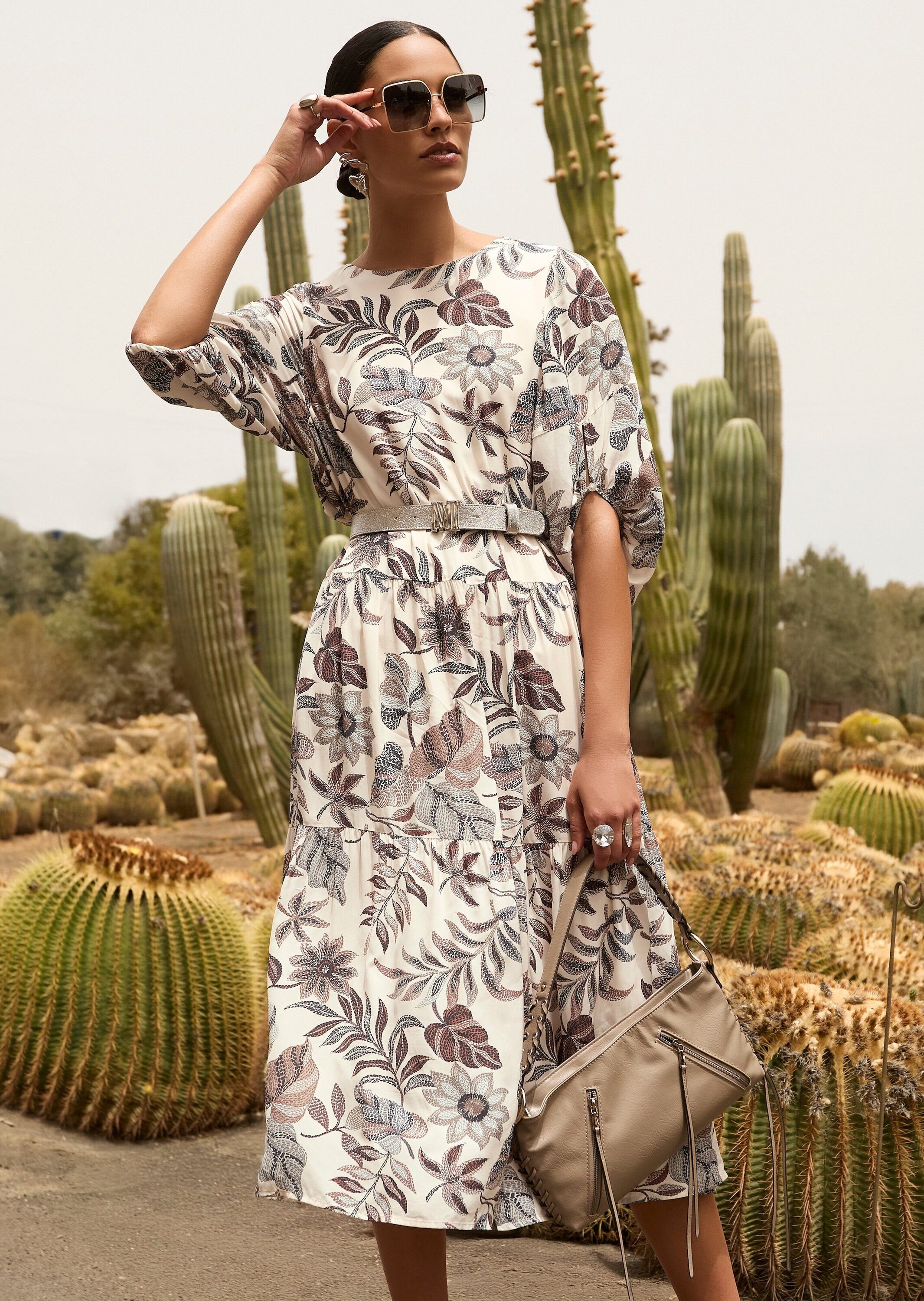 MADELEINE Maxikleid Viskosekleid mit floralem Design Sommerkleid mit Rundhals mit Schlitz, Bindeband, Knielänge und Halbarm