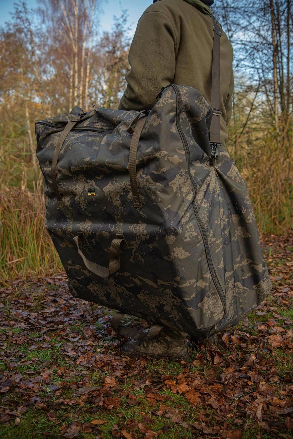 Solar Tackle Angelliegen-Schutzhülle Solar Undercover Bedchair Bag, Clips zur Anpassung der Taschengröße an verschiedene Bedchairs.