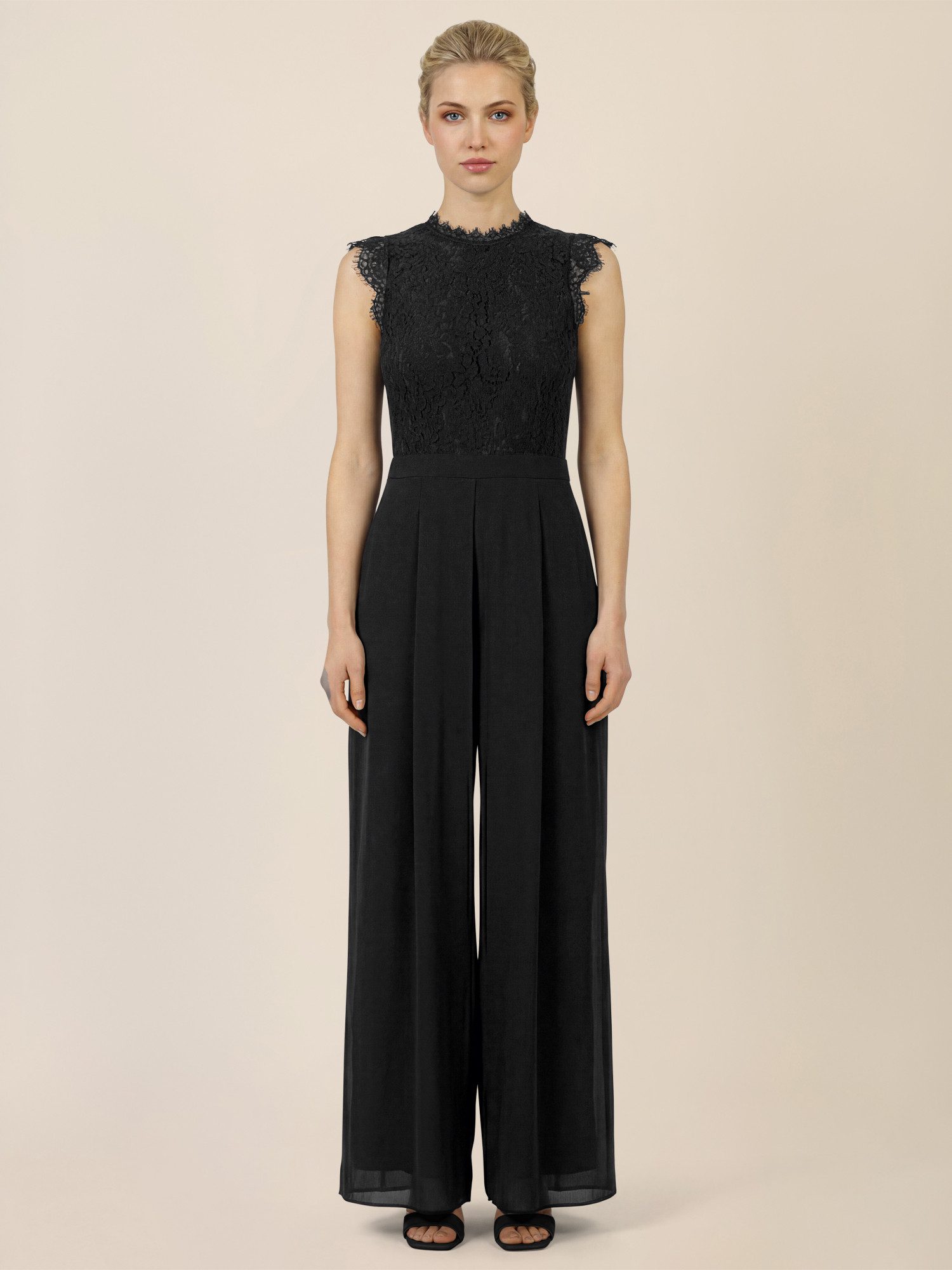 Apart Jumpsuit mit Spitzentop und weitem Bein