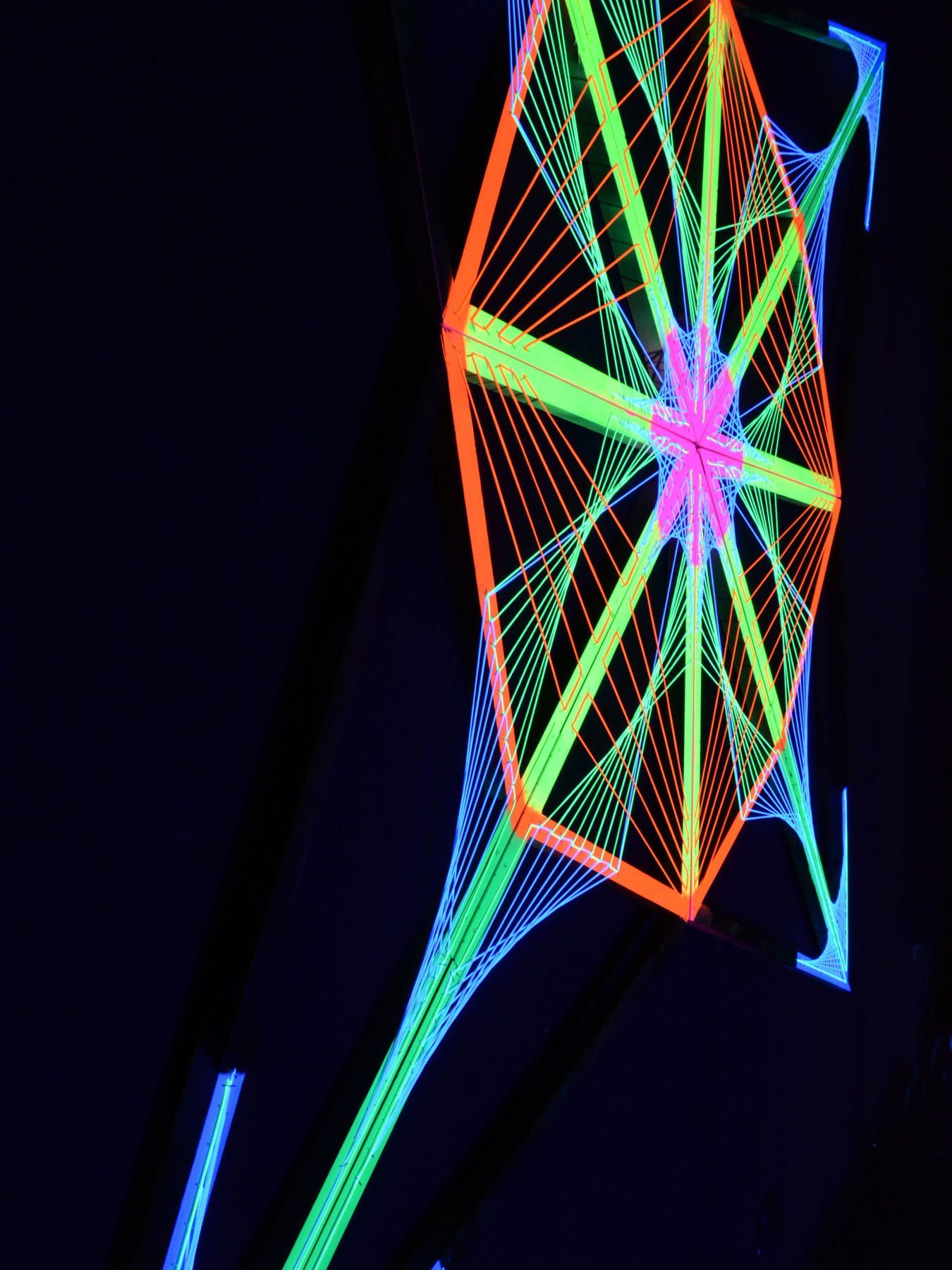 leuchtet unter Dekoobjekt PSYWORK "Mind 3D Fadendeko Schwarzlicht Transforming UV-aktiv, Compass", StringArt Schwarzlicht 2,5m,