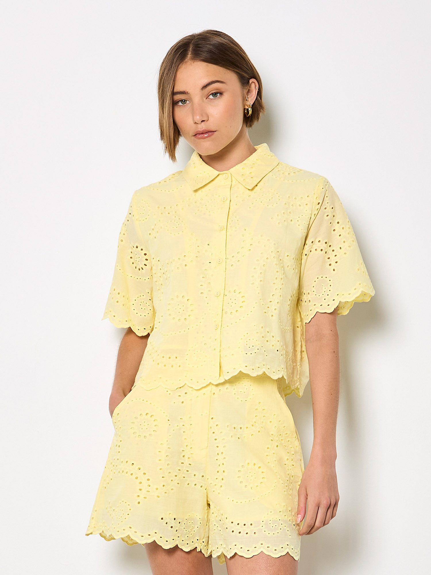 Apricot Spitzenshirt Kurzes Bluse mit Wellenkante und Broderie-Verzierung