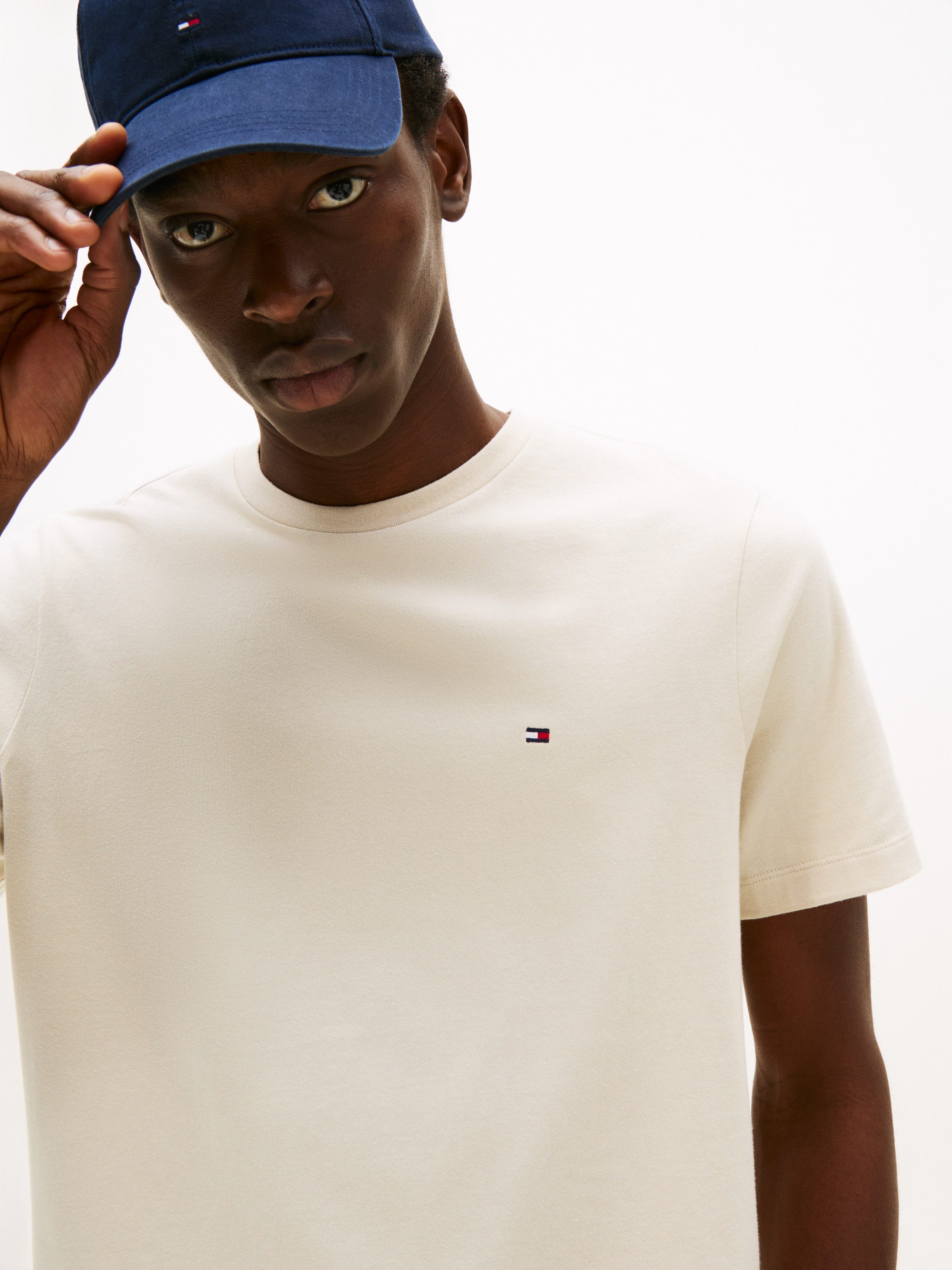 Tommy Hilfiger T-Shirt ESSENTIAL REGULAR FIT SOLID mit Stickerei unifarben, casual, Baumwolle, Rundhals