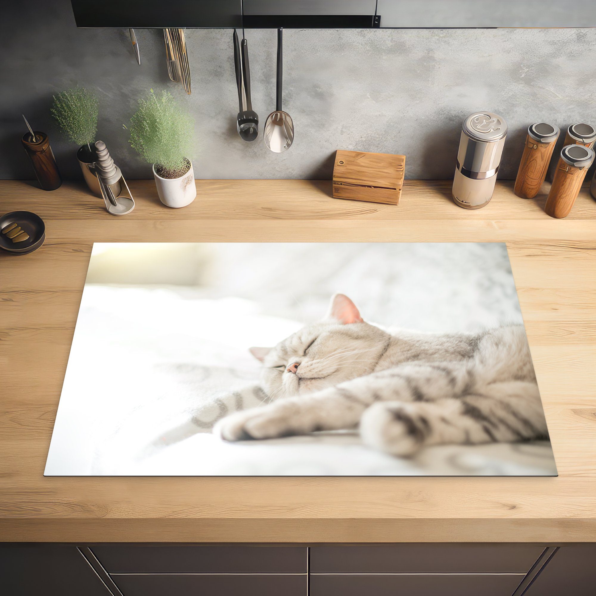 MuchoWow Herdblende-/Abdeckplatte Die Katze schläft Induktionskochfeld auf dem für Schutz Vinyl, Sofa, tlg), küche, Ceranfeldabdeckung die (1 81x52 cm