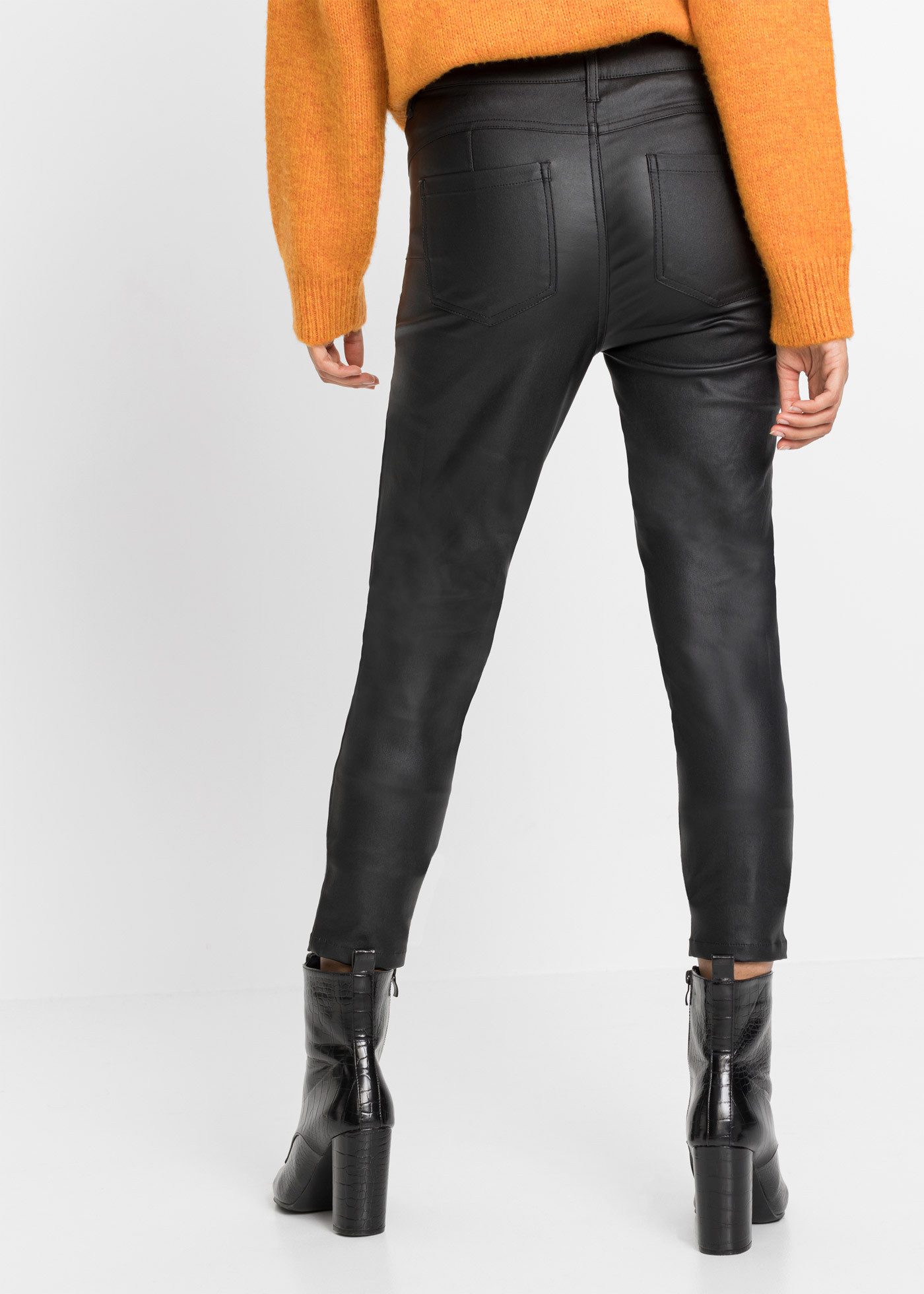 bonprix Stretch-Hose mit Lederoptik, Slim Fit Passform, mit Push-up Effekt