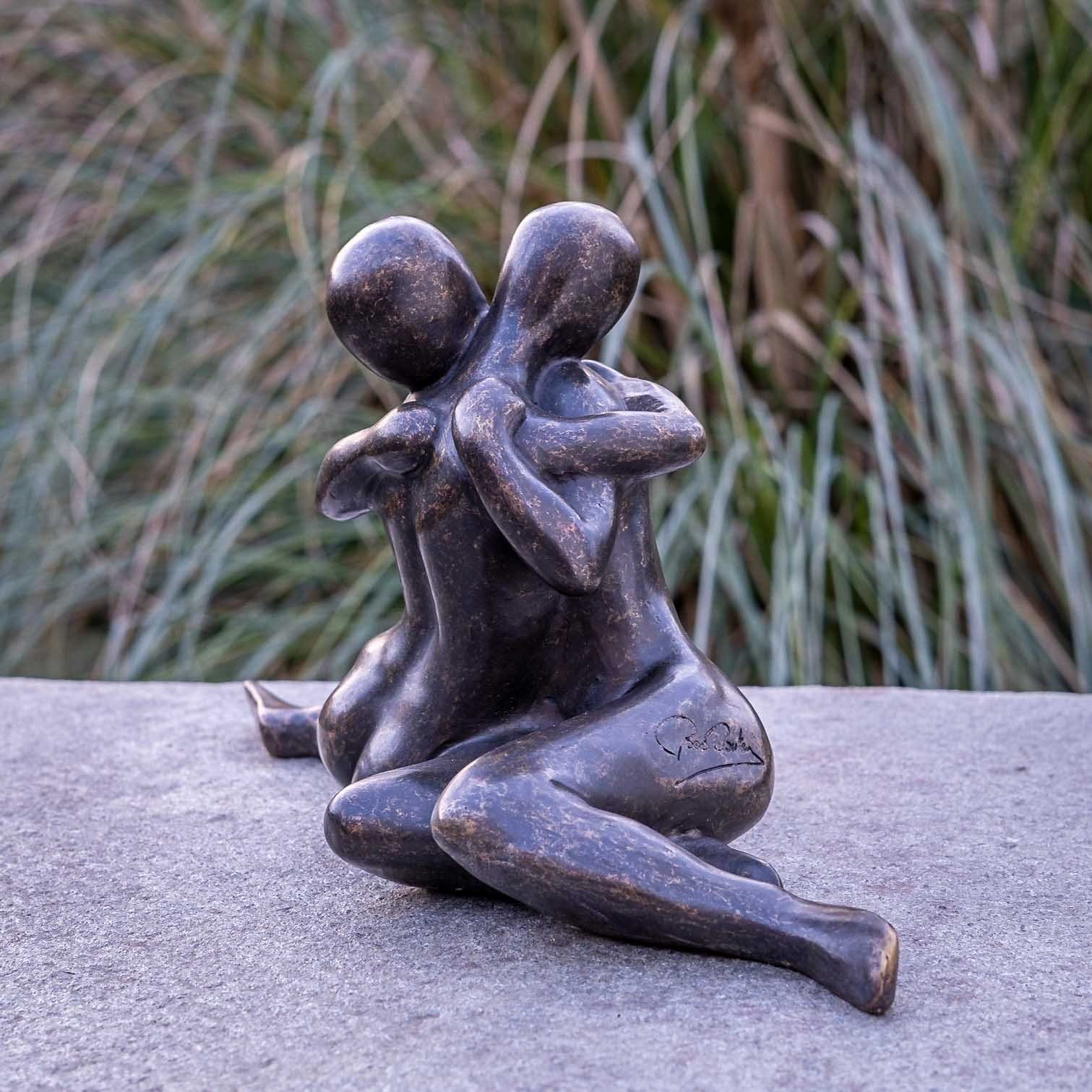 IDYL Gartenfigur IDYL Bronze-Skulptur Liebendes verschlungen, Bronze – sehr robust – Langlebig – witterungsbeständig gegen Frost, Regen und UV-Strahlung. Die Modelle werden in Wachsausschmelzverfahren in Bronze gegossen und von Hand patiniert.