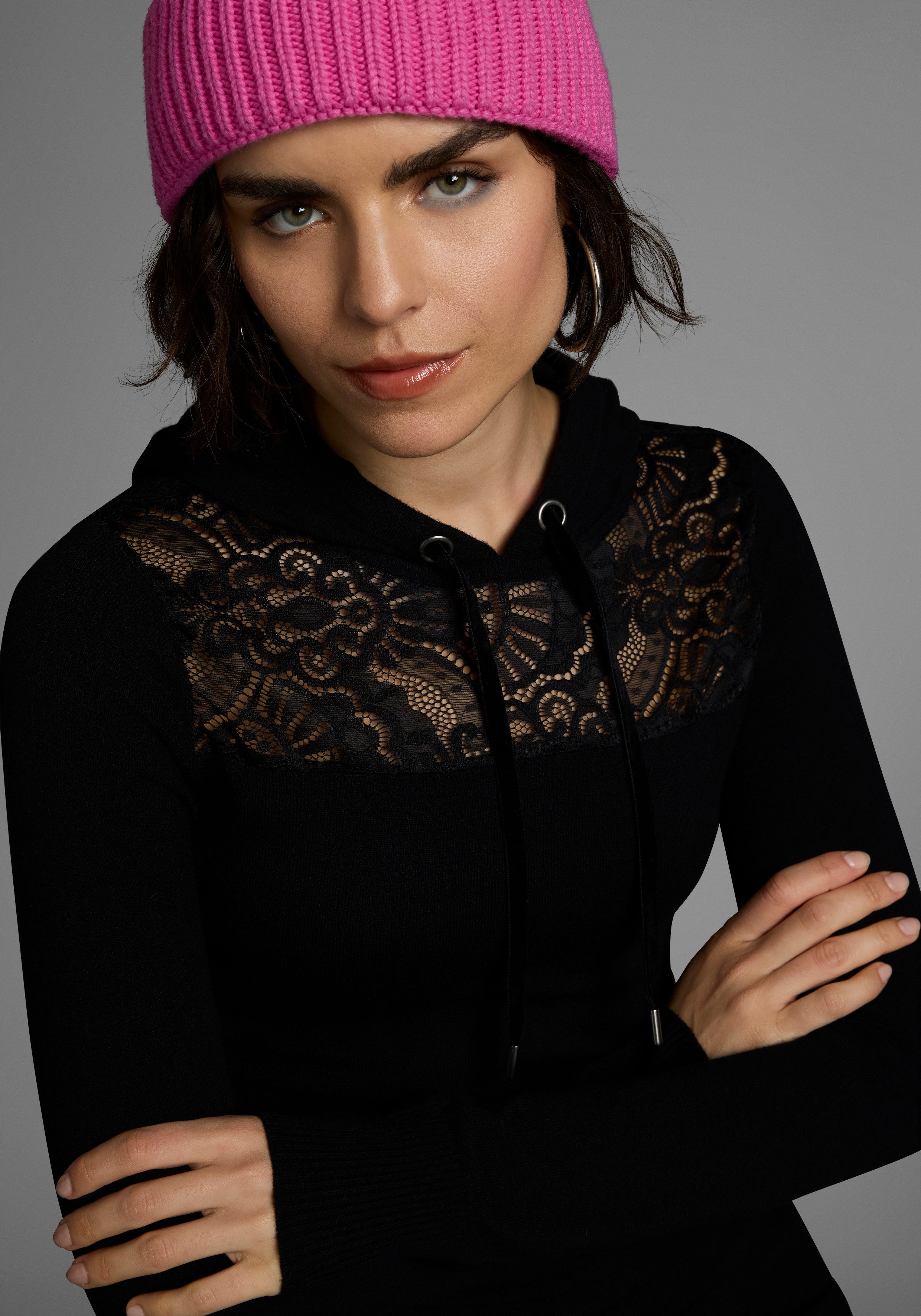 Melrose Strickkleid, Mini-Länge, mit Spitzeneinsatz und Kapuze günstig online kaufen